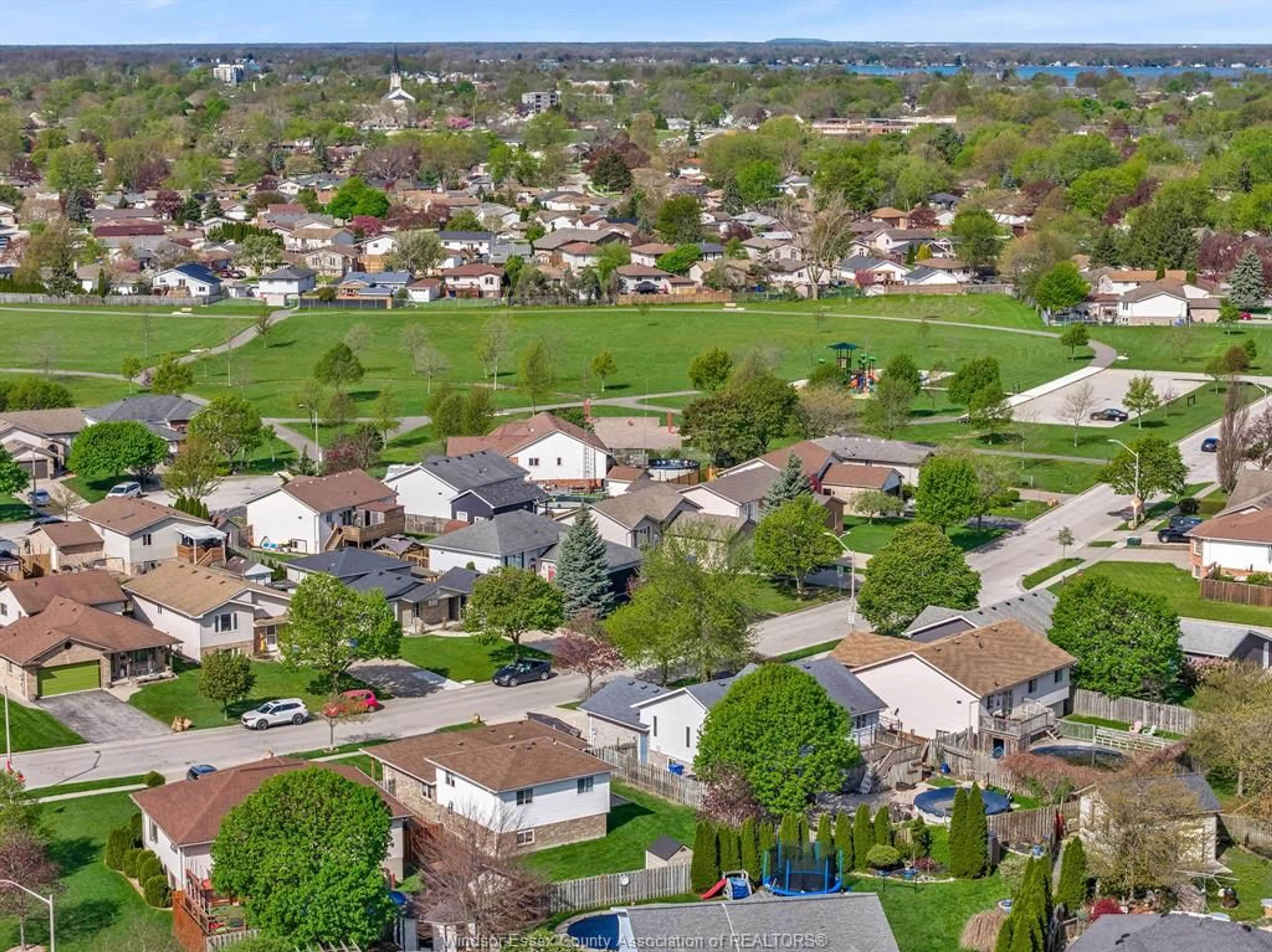 A pic from outside/outdoor area/front of a property/back of a property/a pic from drone, street for 654 RICHMOND, Amherstburg Ontario N9V 3Z4