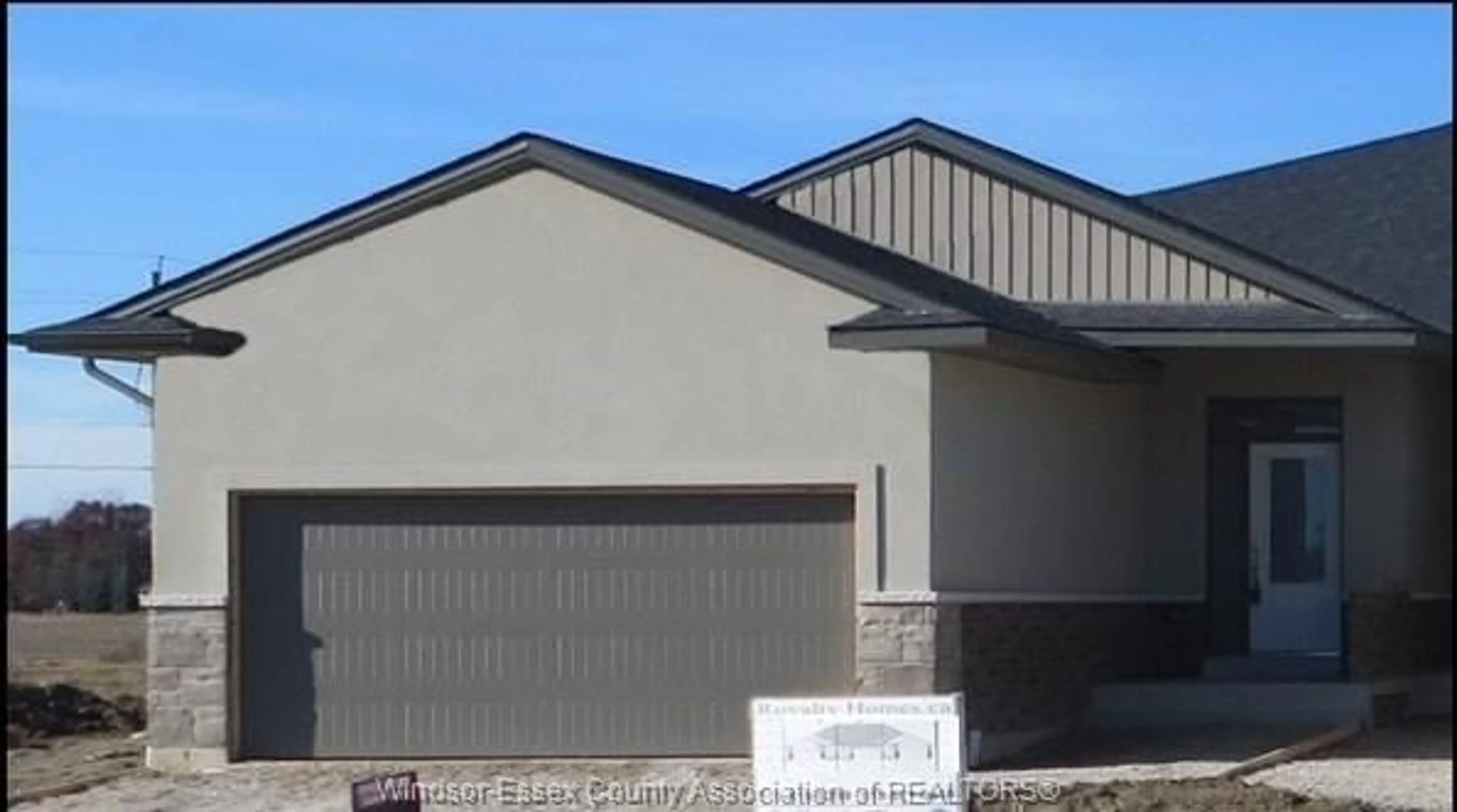 Home with vinyl exterior material, building for 5229 HABIB Ave, Tecumseh Ontario N0R 1K0