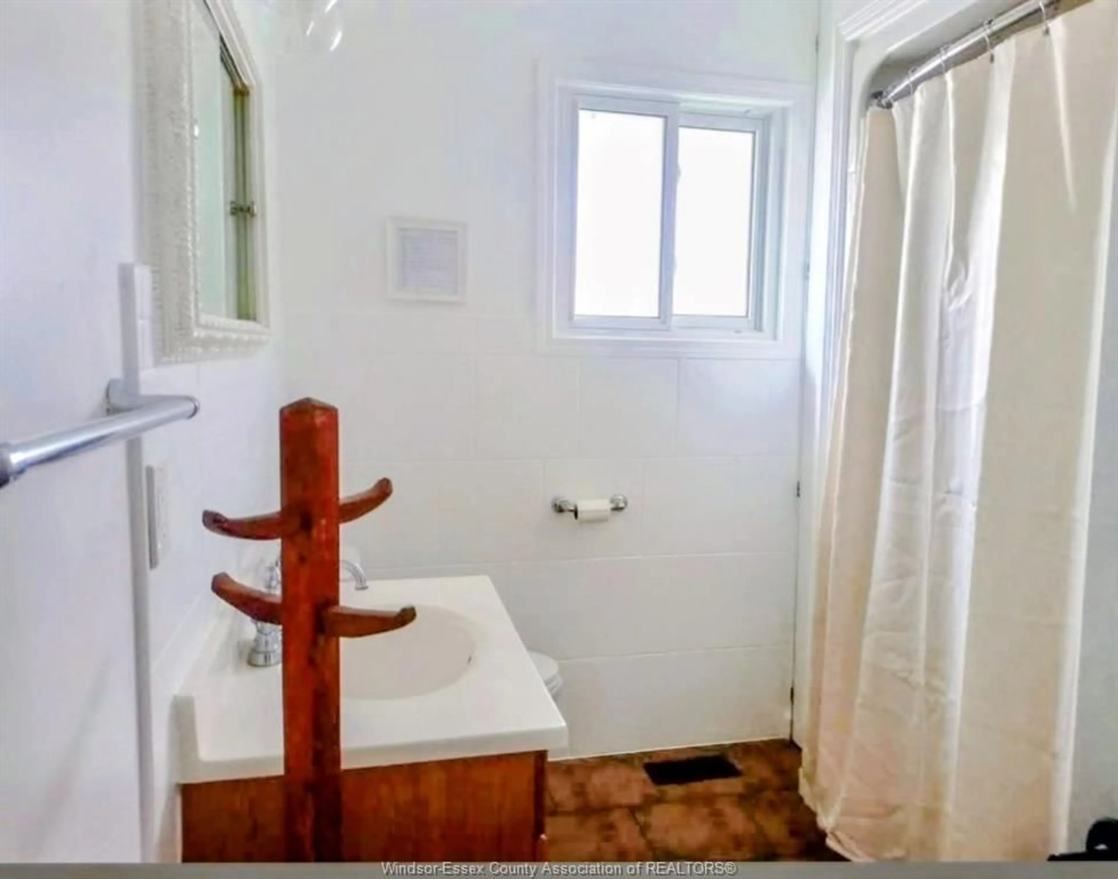 Standard bathroom, unknown for 523 LYPPS BEACH, Colchester Ontario N0R 1G0