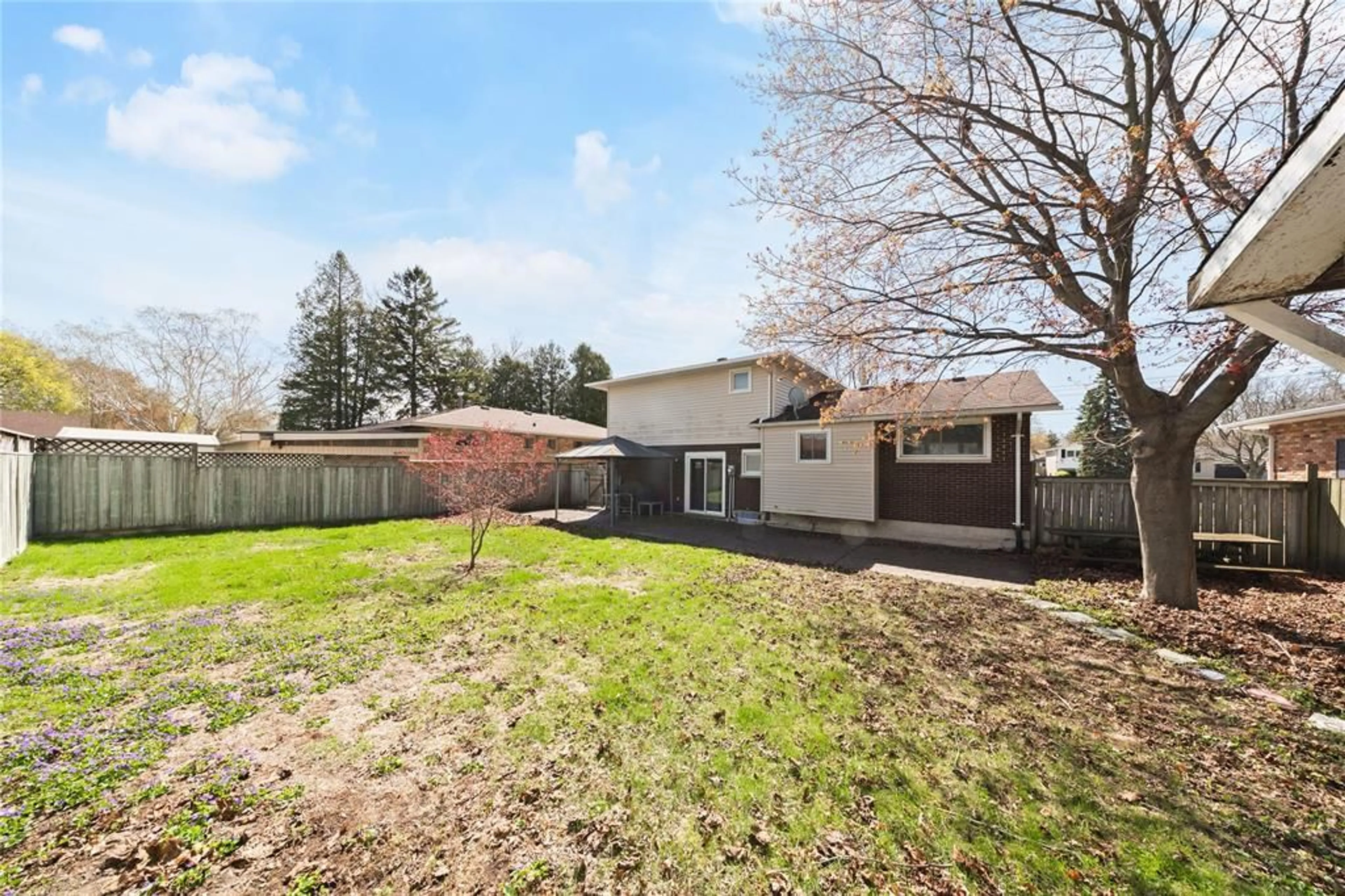 A pic from outside/outdoor area/front of a property/back of a property/a pic from drone, street for 1126 Cathcart Blvd, Sarnia Ontario N7S 2H5