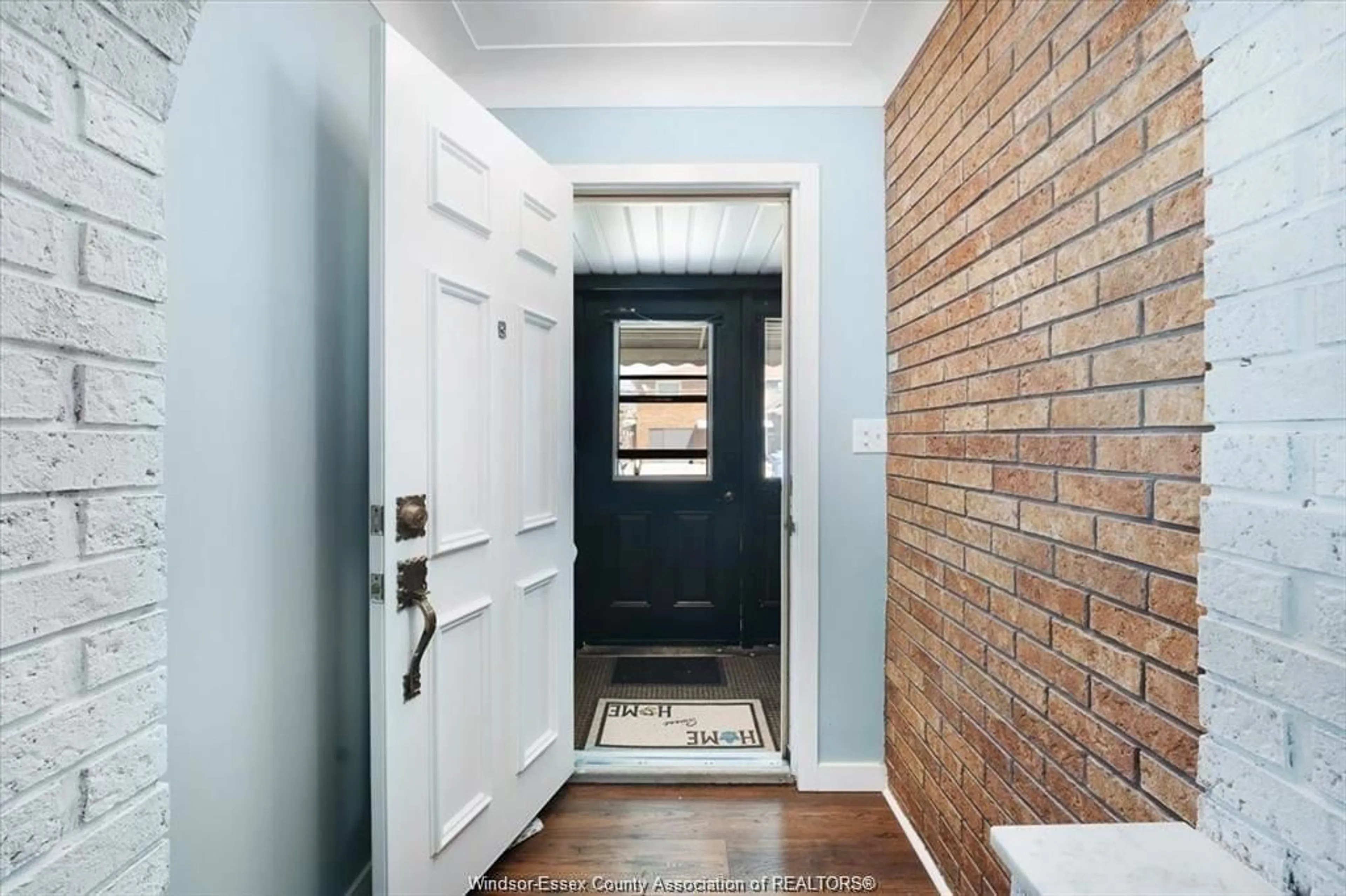 Indoor entryway for 2219 MARENTETTE, Windsor Ontario N8X 4E8