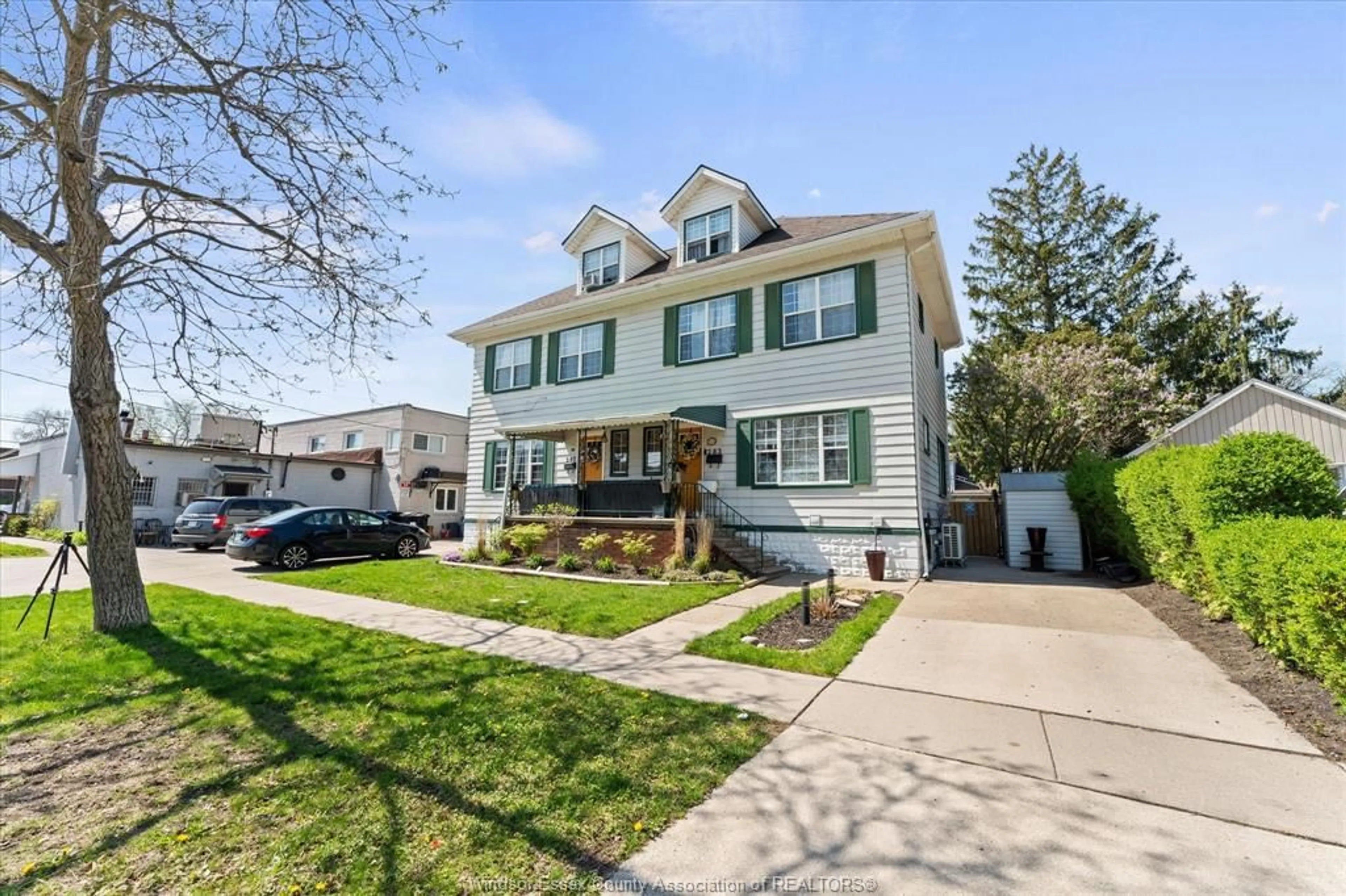 Home with vinyl exterior material, street for 283 Villaire, Windsor Ontario N8S 2J1