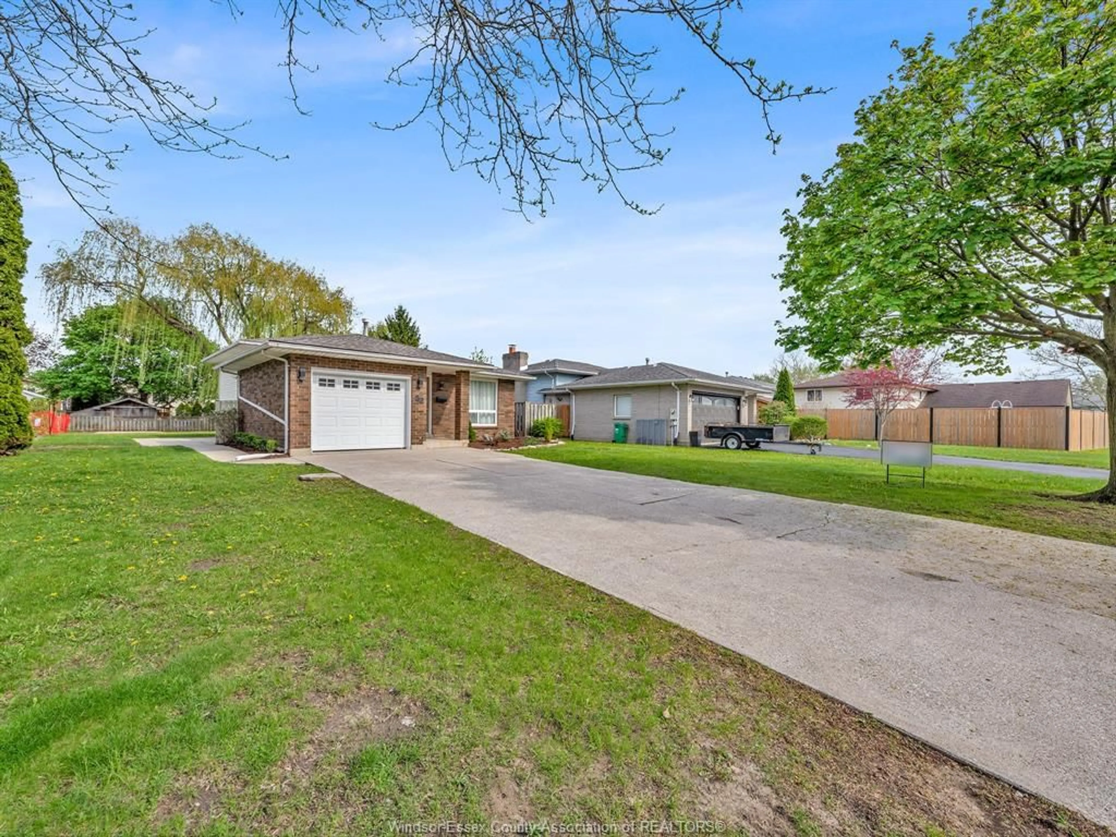 A pic from outside/outdoor area/front of a property/back of a property/a pic from drone, street for 52 KENTUCKY, Amherstburg Ontario N9V 3S5