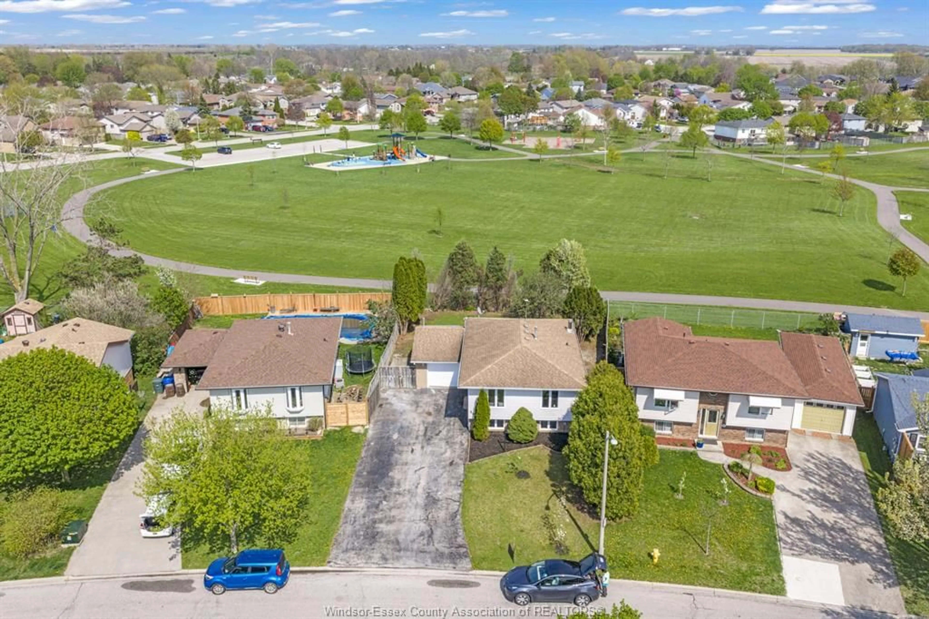 A pic from outside/outdoor area/front of a property/back of a property/a pic from drone, street for 30 Indiana Pl, Amherstburg Ontario N9V 3X5