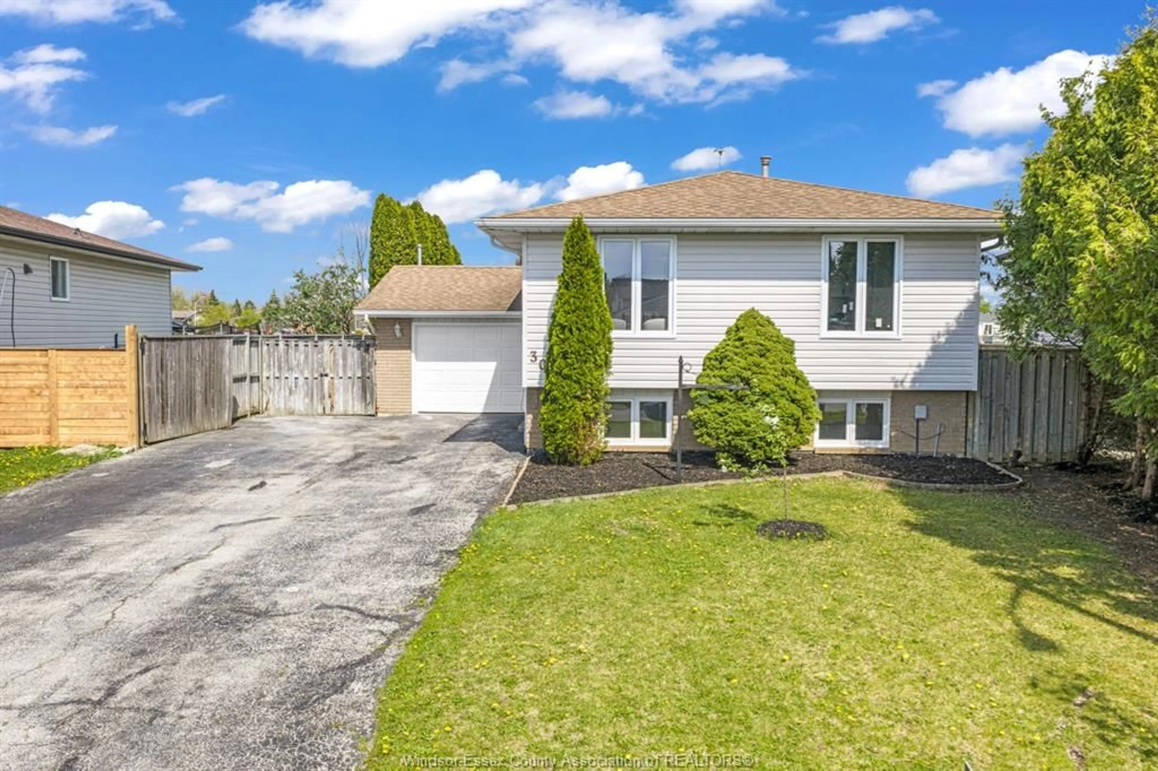 A pic from outside/outdoor area/front of a property/back of a property/a pic from drone, street for 30 Indiana Pl, Amherstburg Ontario N9V 3X5