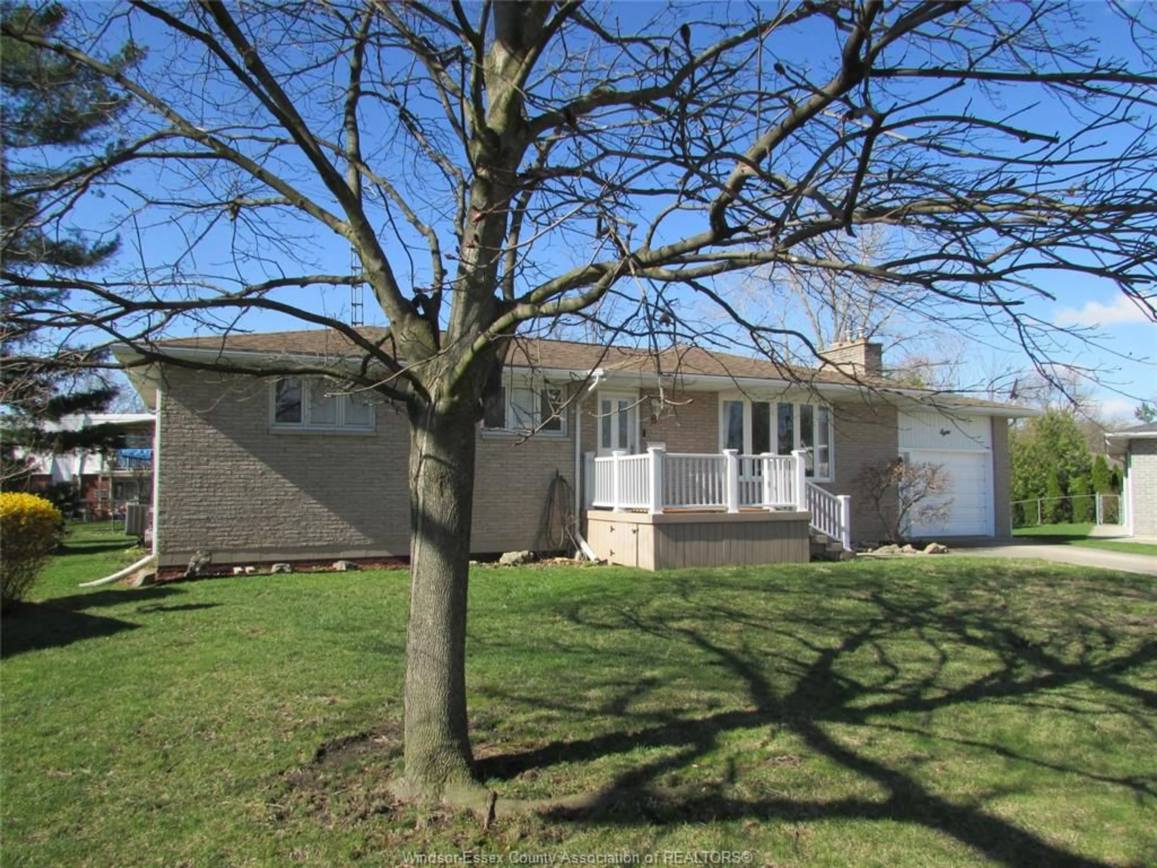 A pic from outside/outdoor area/front of a property/back of a property/a pic from drone, street for 8 Francis Court, Essex Ontario N8M 2V5