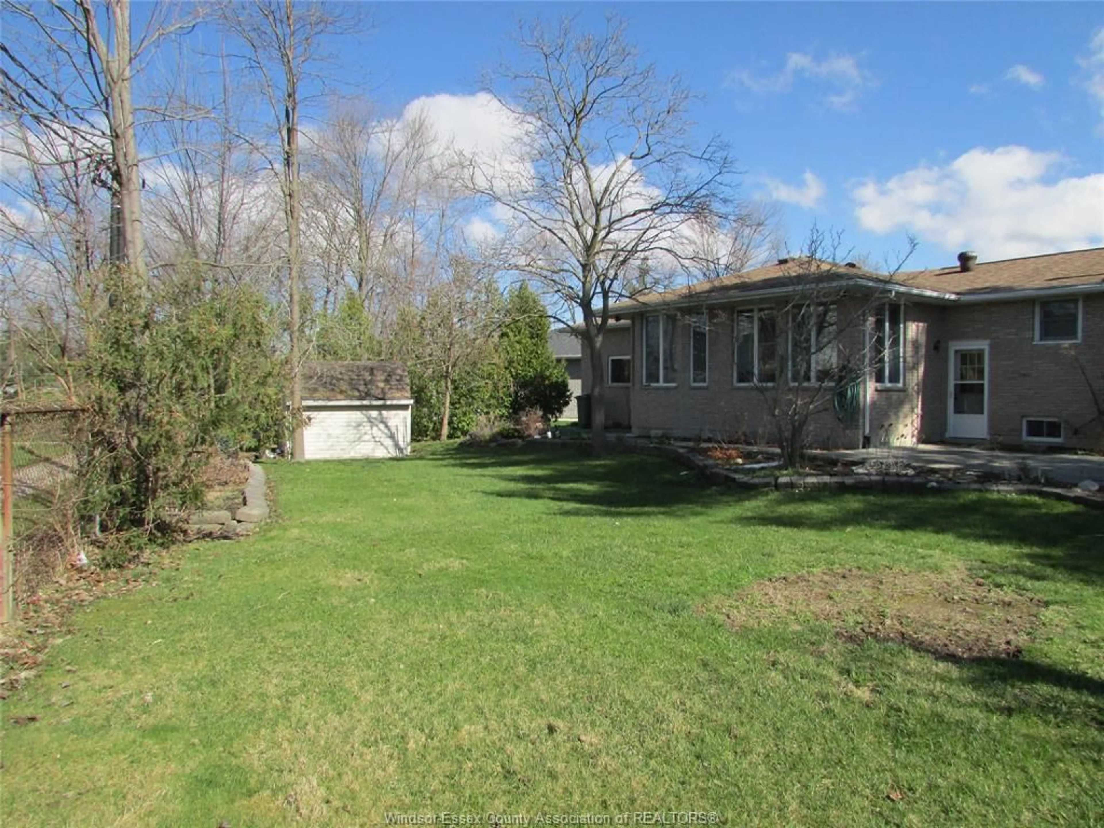 A pic from outside/outdoor area/front of a property/back of a property/a pic from drone, street for 8 Francis Court, Essex Ontario N8M 2V5