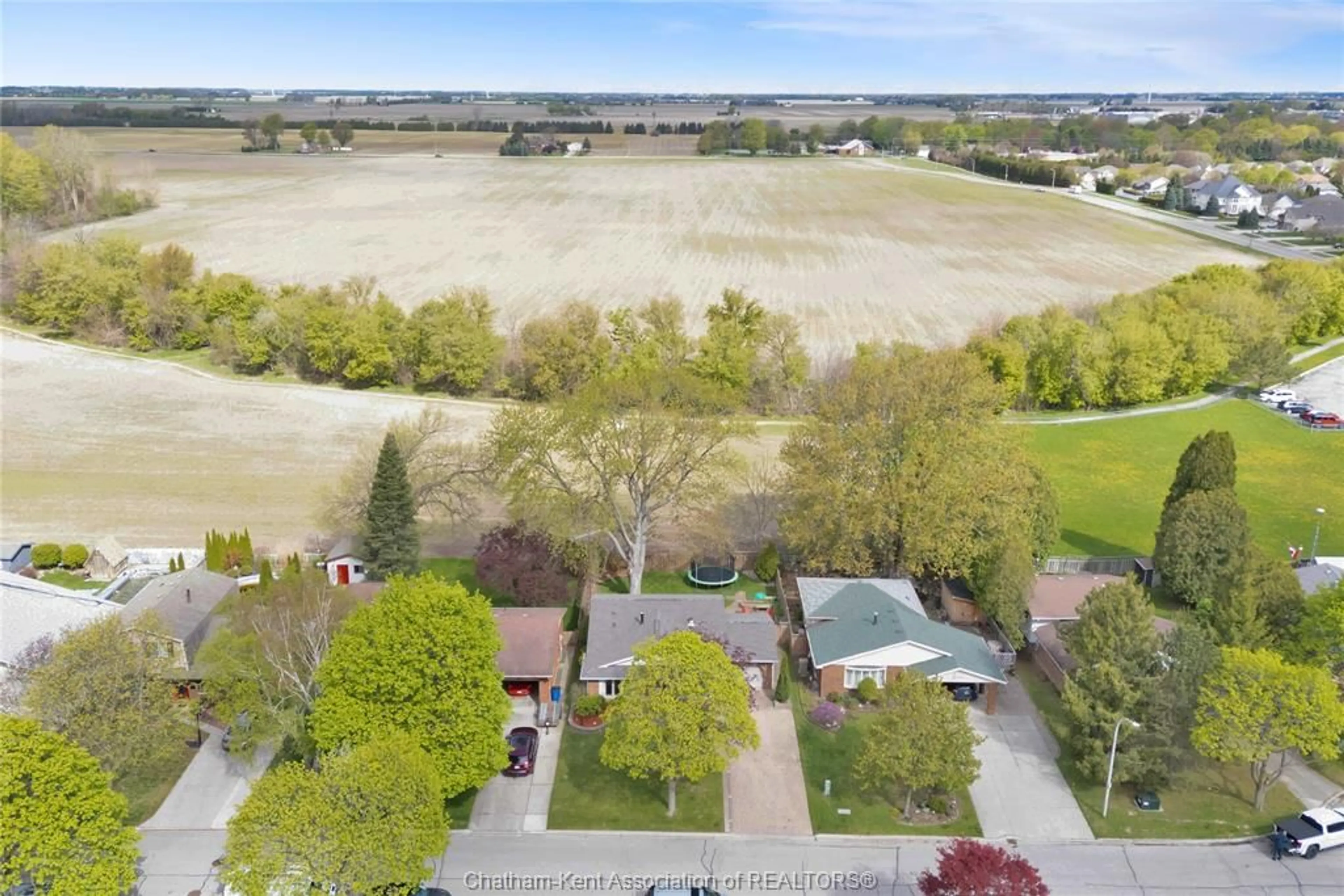 A pic from outside/outdoor area/front of a property/back of a property/a pic from drone, unknown for 76 THORNHILL Cres, Chatham Ontario N7L 4M3