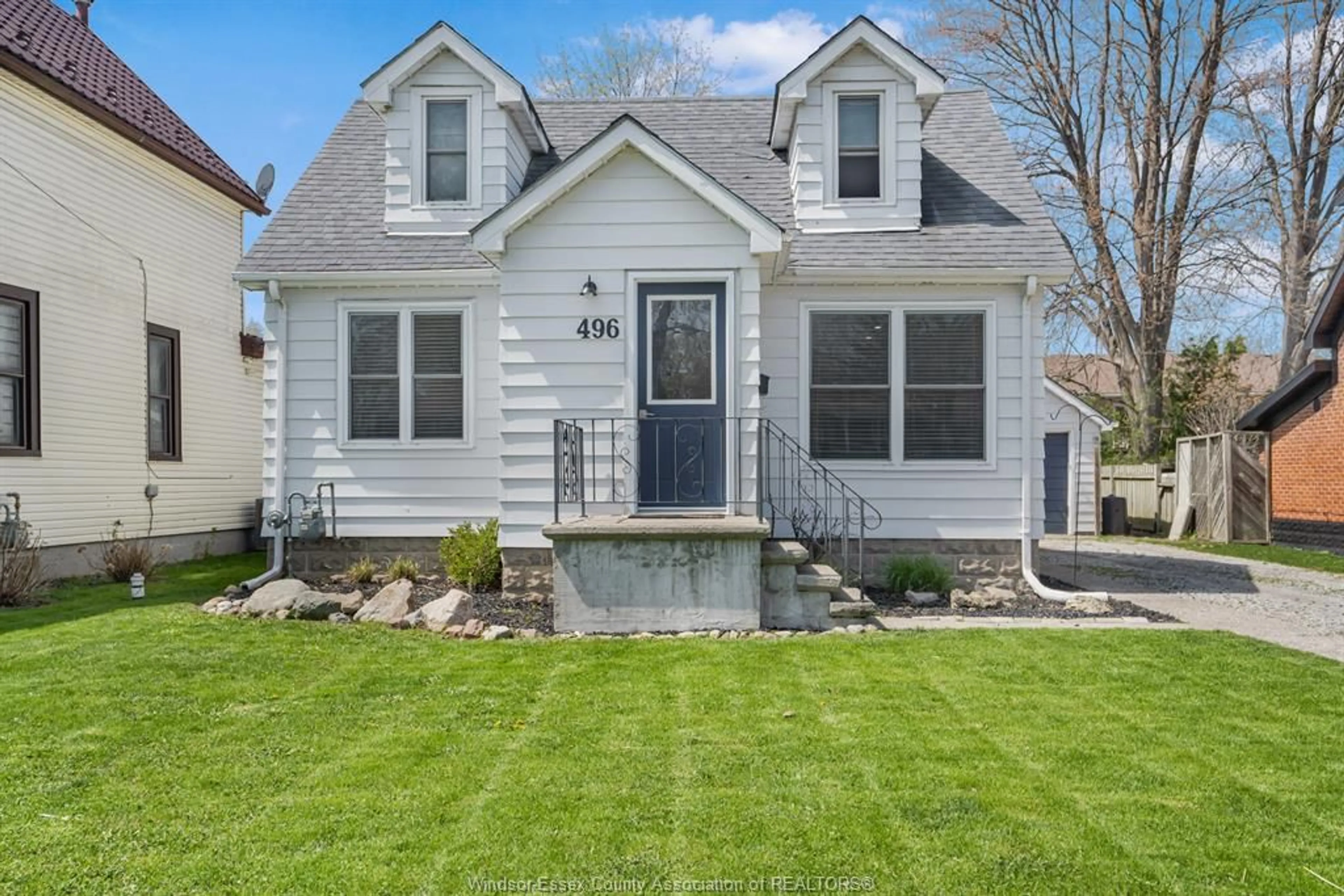 Home with vinyl exterior material, street for 496 MURRAY St, Wallaceburg Ontario N8A 1V6