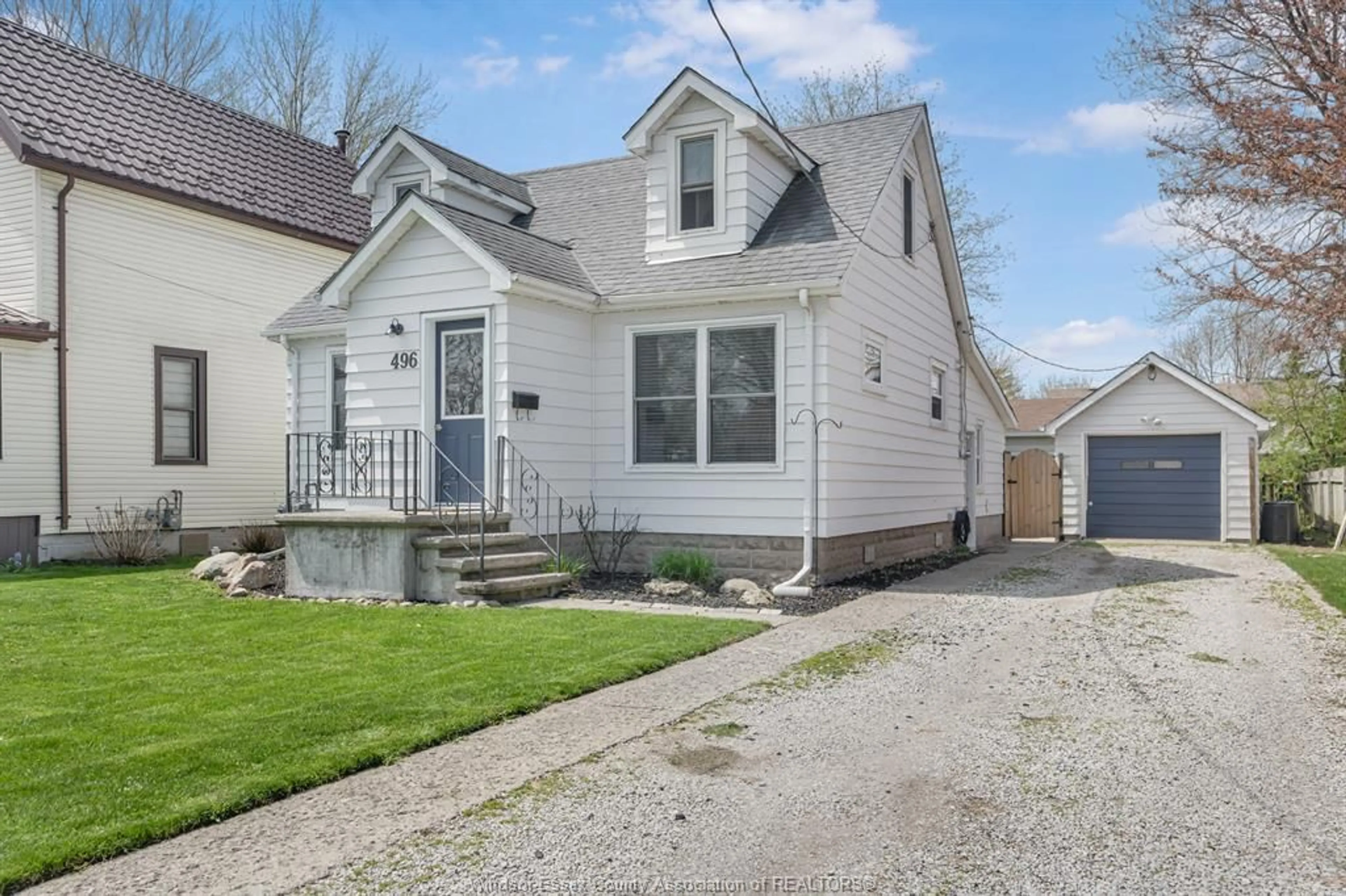 Home with vinyl exterior material, street for 496 MURRAY St, Wallaceburg Ontario N8A 1V6