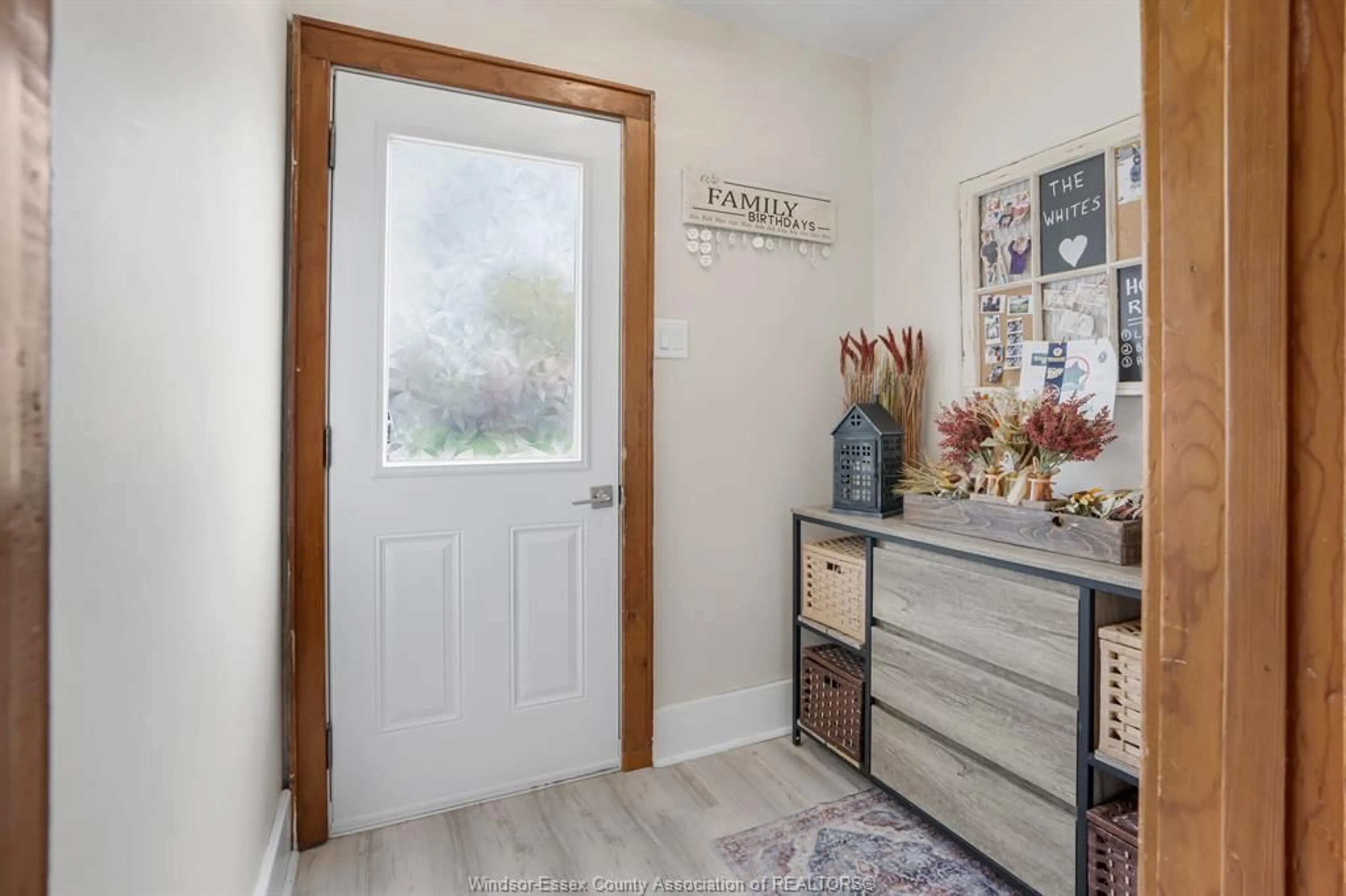 Indoor entryway for 496 MURRAY St, Wallaceburg Ontario N8A 1V6