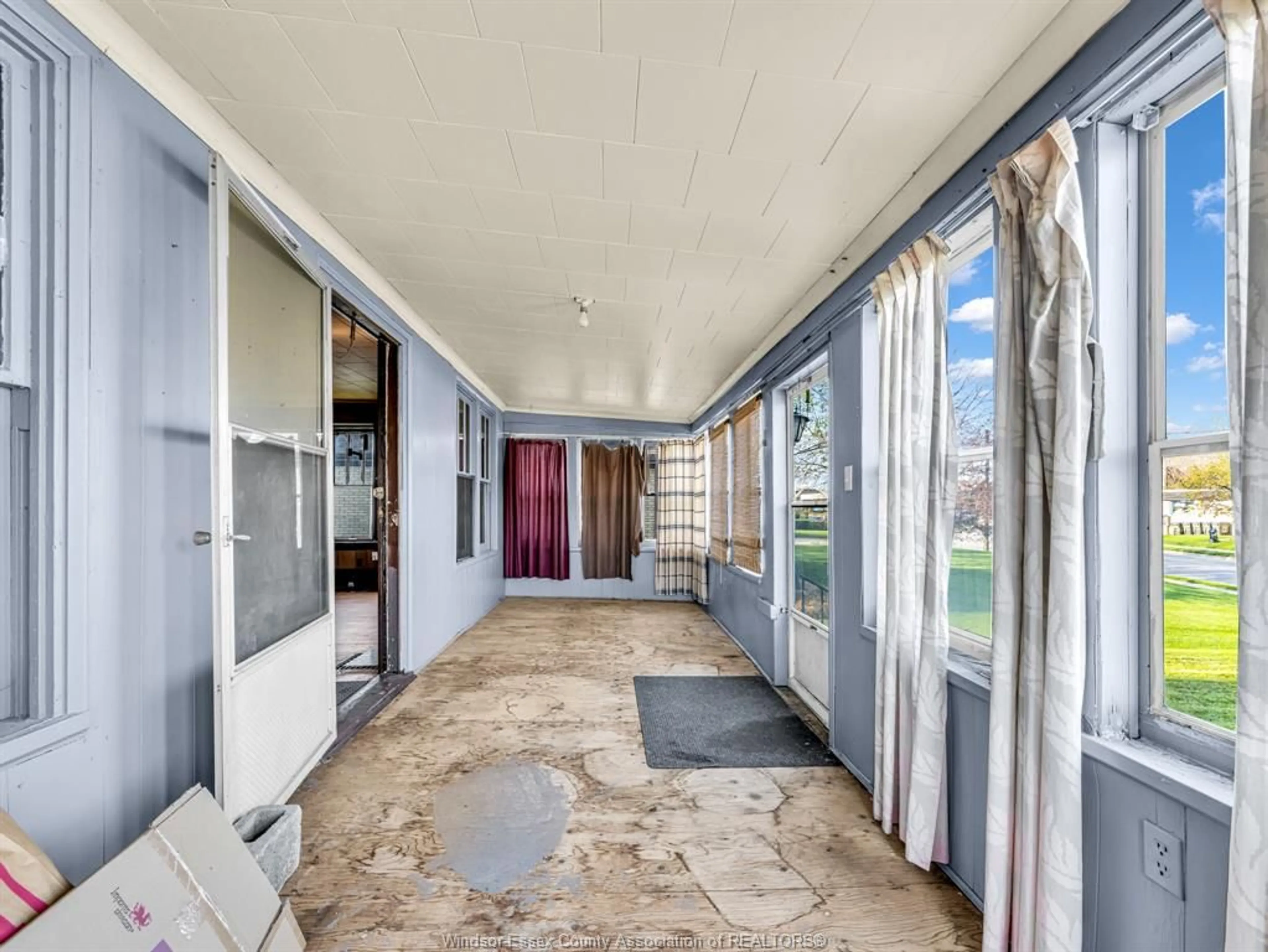 Indoor foyer for 83 Division St, Kingsville Ontario N9Y 1E3