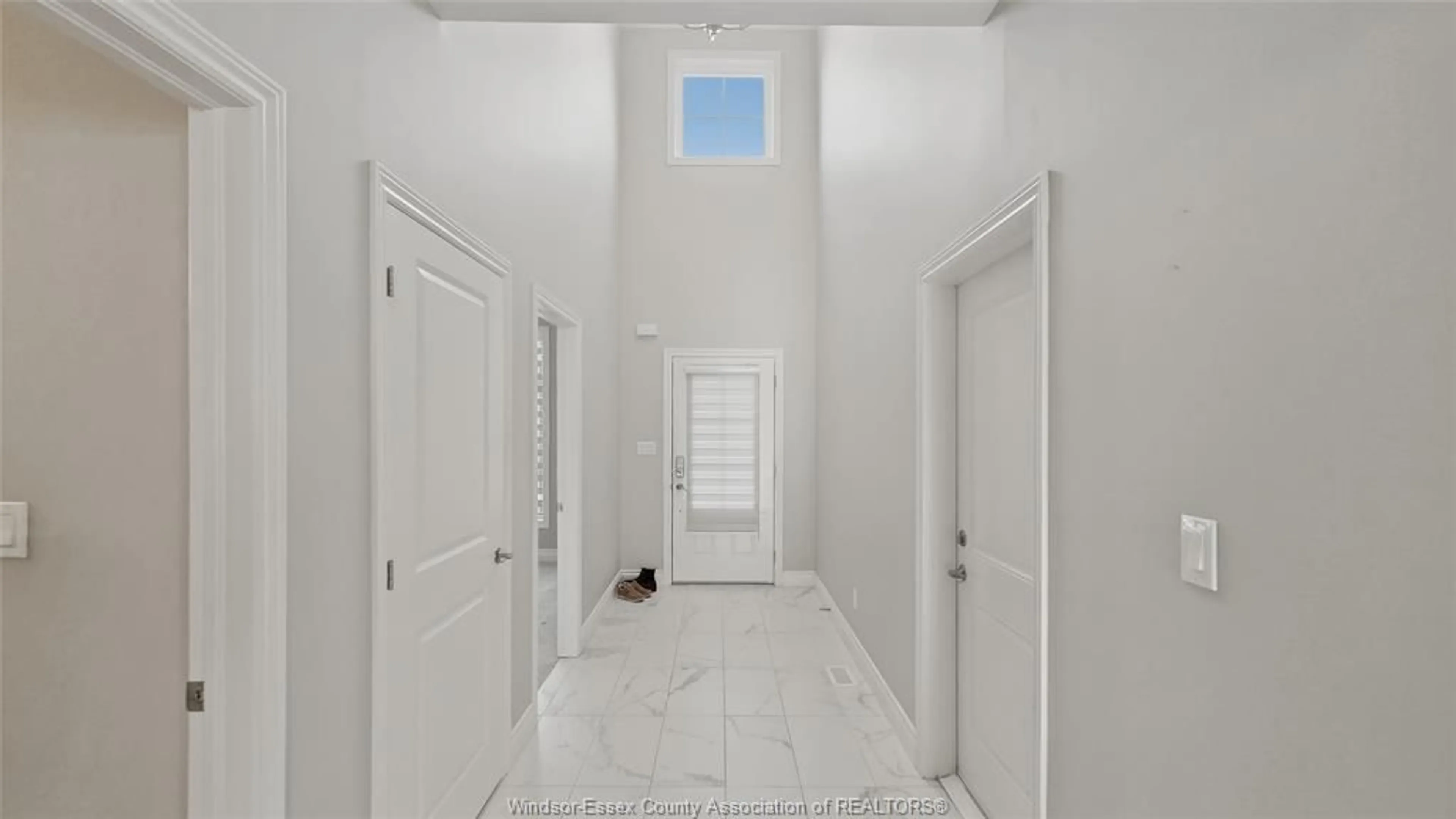 Indoor foyer for 313 KELLY Rd, Amherstburg Ontario N9V 0H1