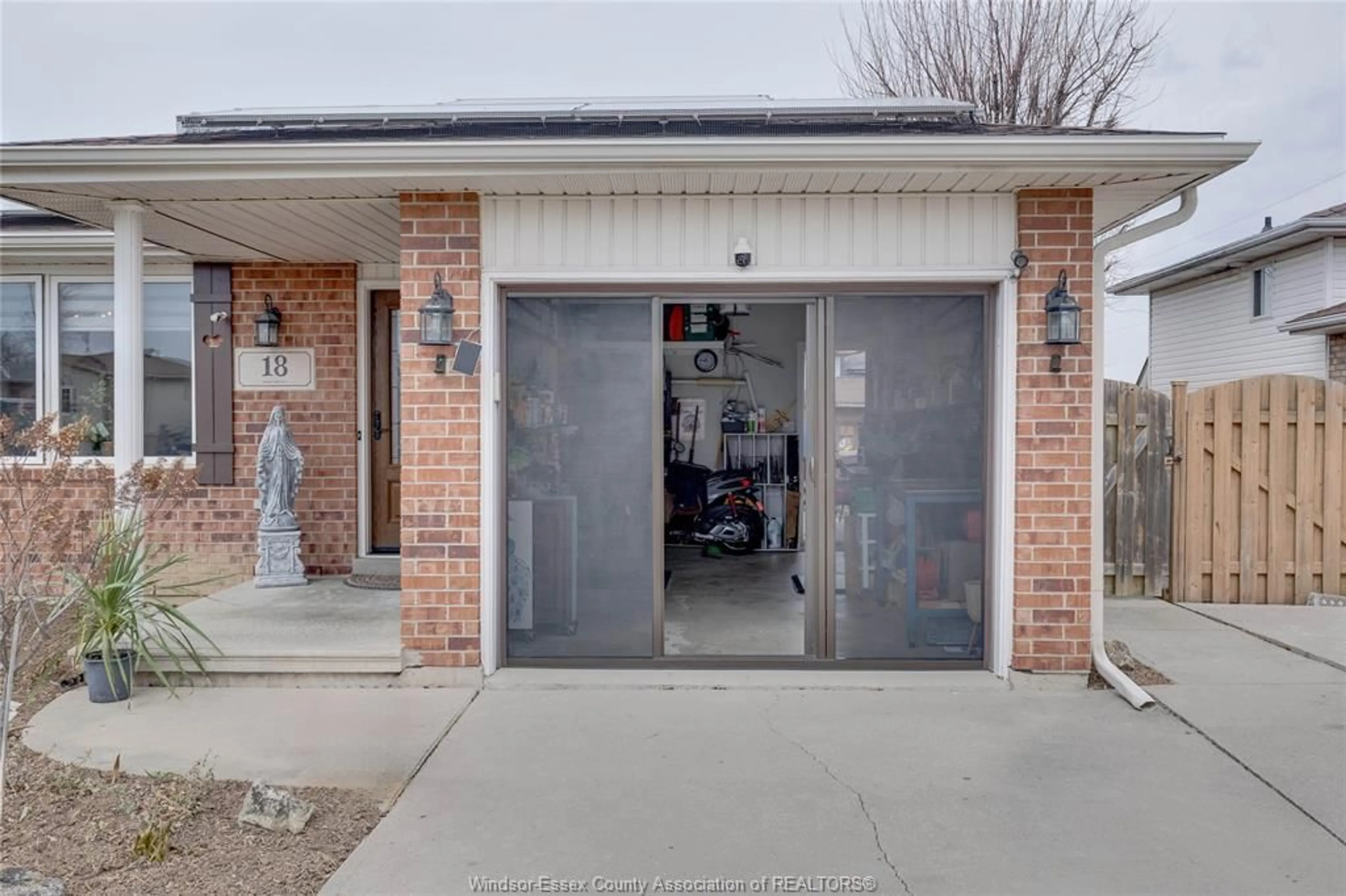 Indoor garage for 18 AZAR Ave, Tilbury Ontario N0P 2L0