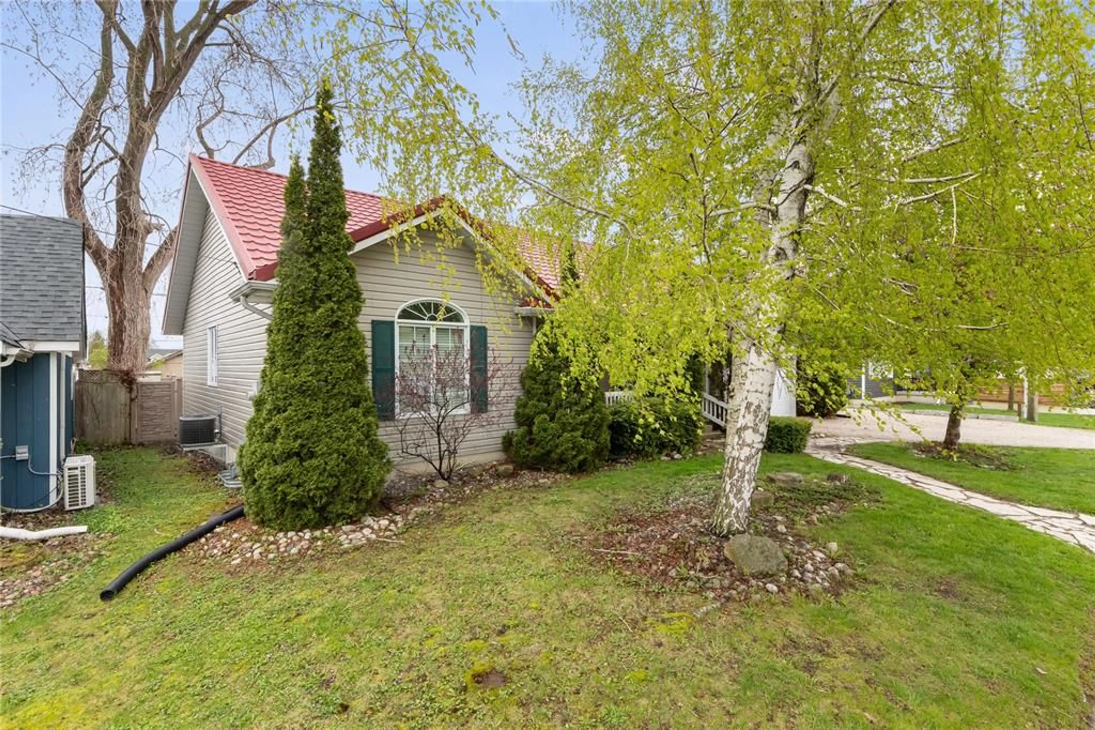 Patio, street for 1970 ORCHARD Ave, Sarnia Ontario N0N 1C0