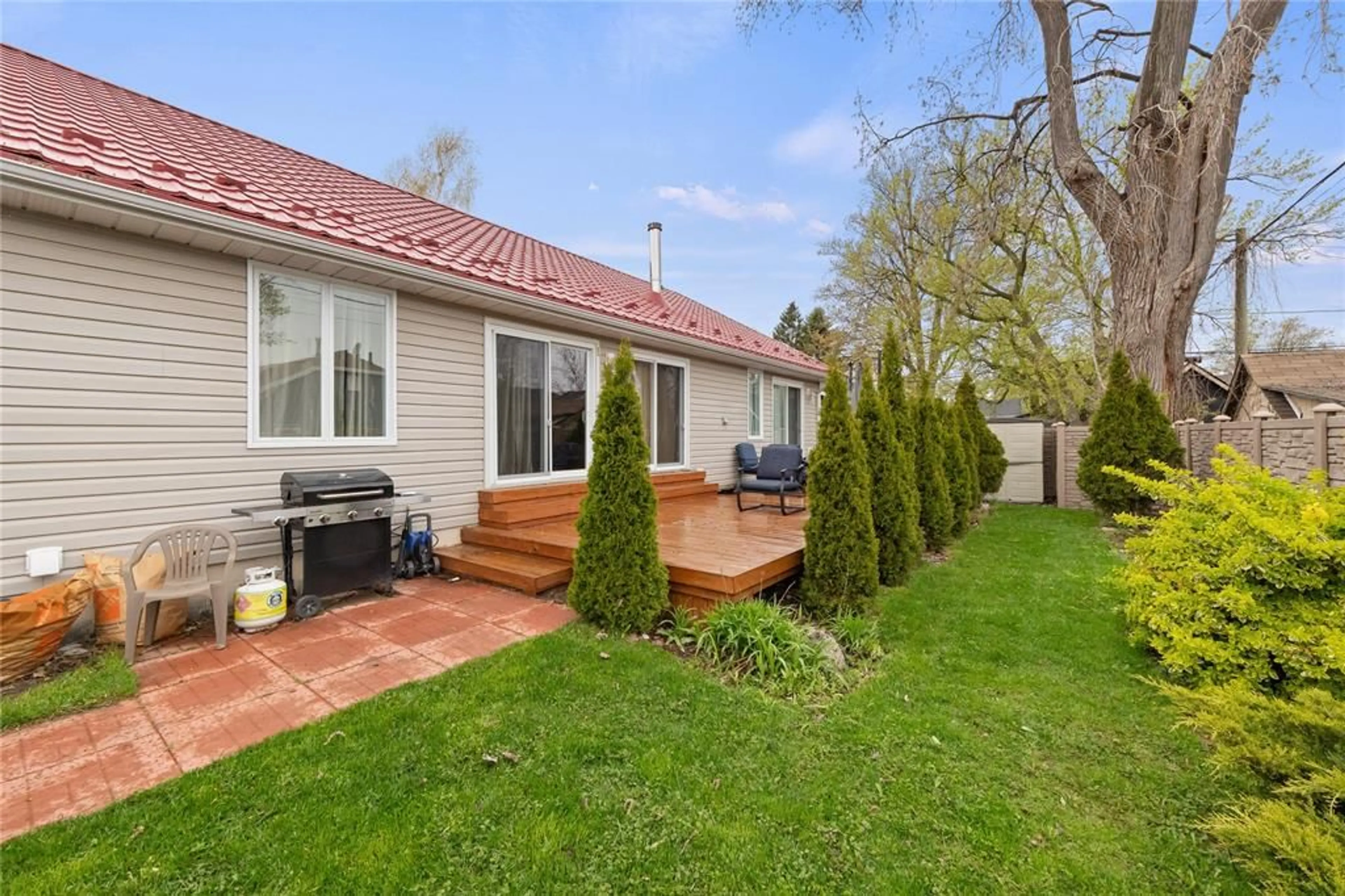 Patio, street for 1970 ORCHARD Ave, Sarnia Ontario N0N 1C0