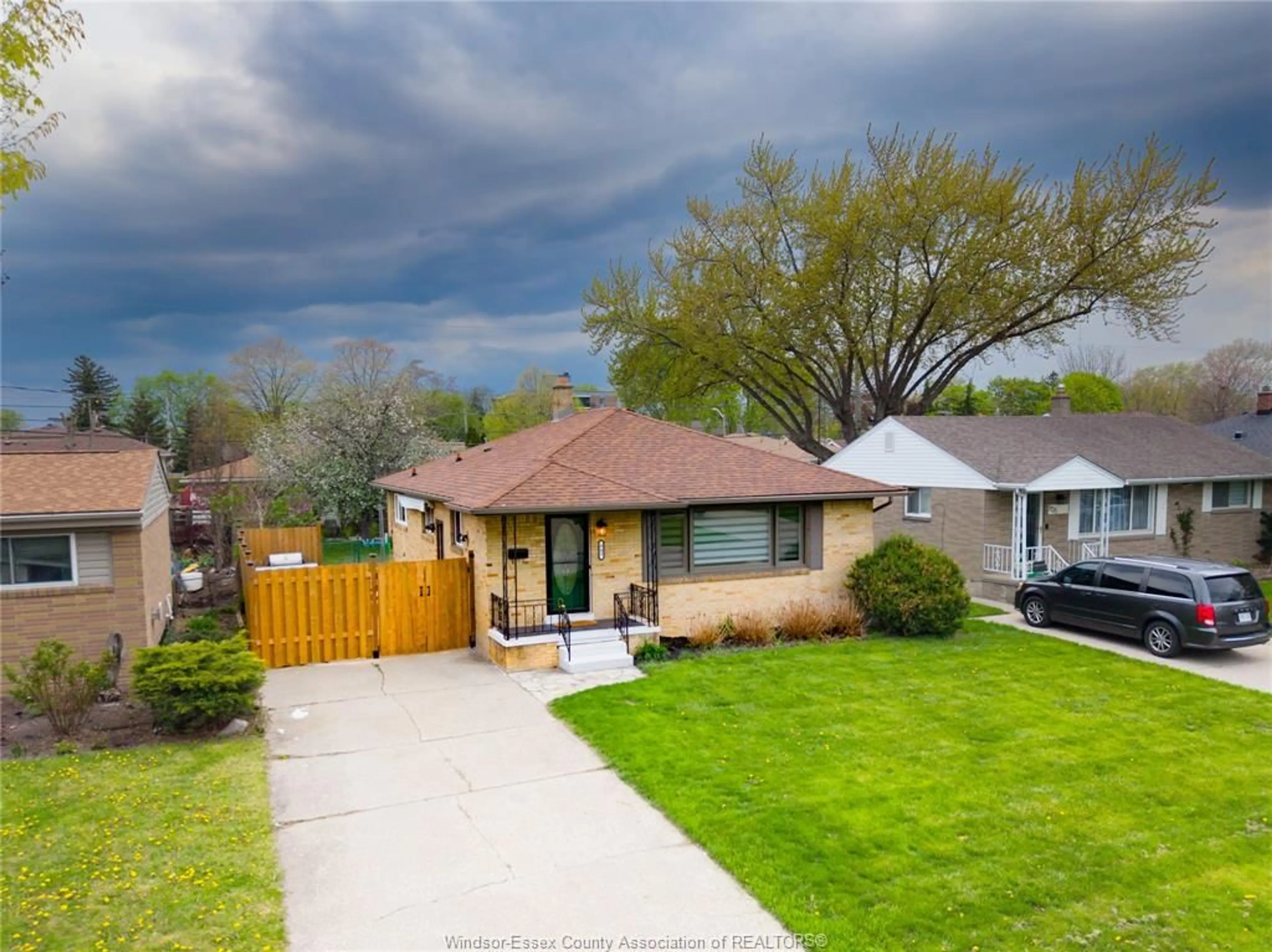 A pic from outside/outdoor area/front of a property/back of a property/a pic from drone, street for 943 LAPORTE Ave, Windsor Ontario N8S 3R3