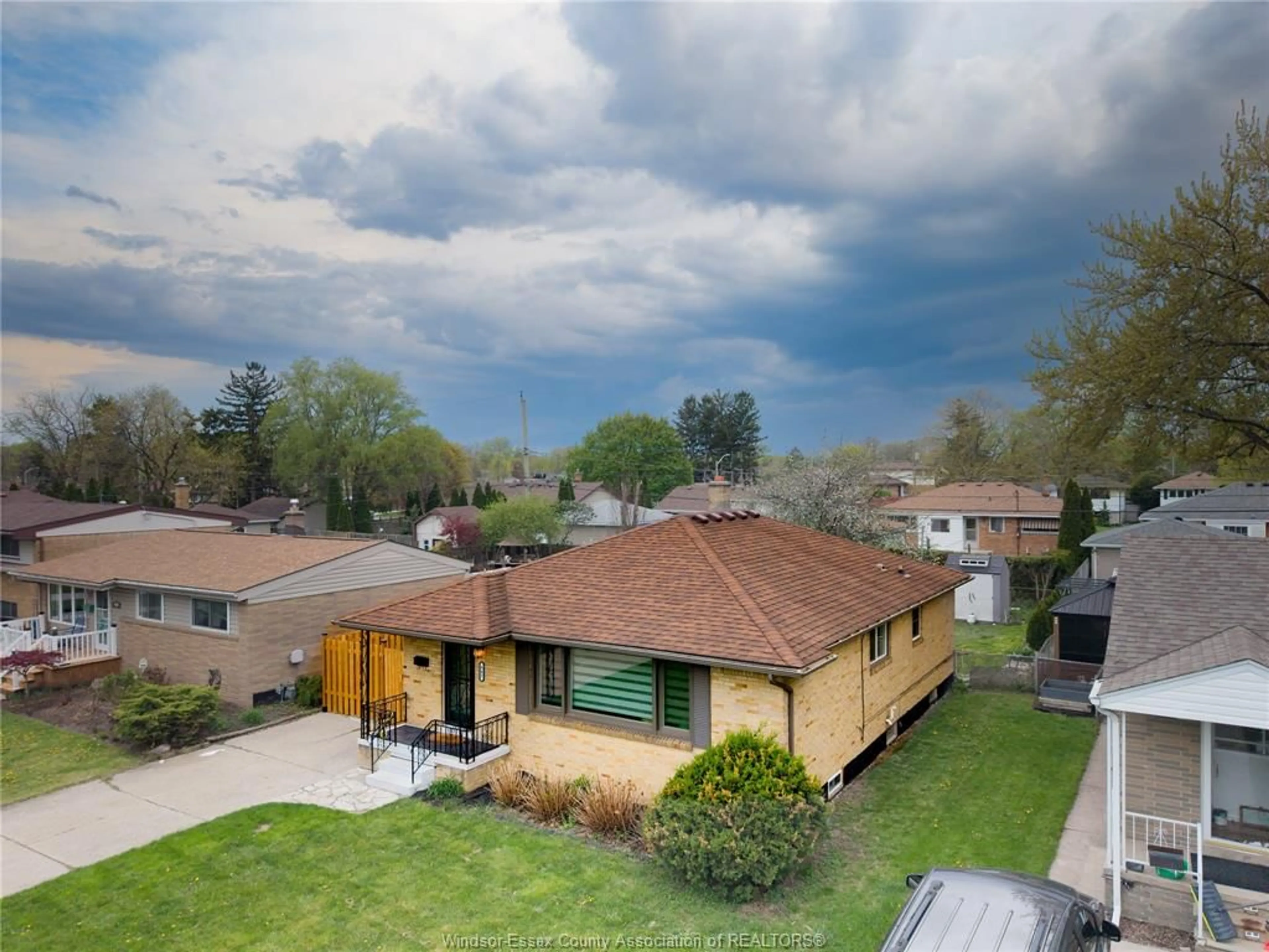A pic from outside/outdoor area/front of a property/back of a property/a pic from drone, unknown for 943 LAPORTE Ave, Windsor Ontario N8S 3R3