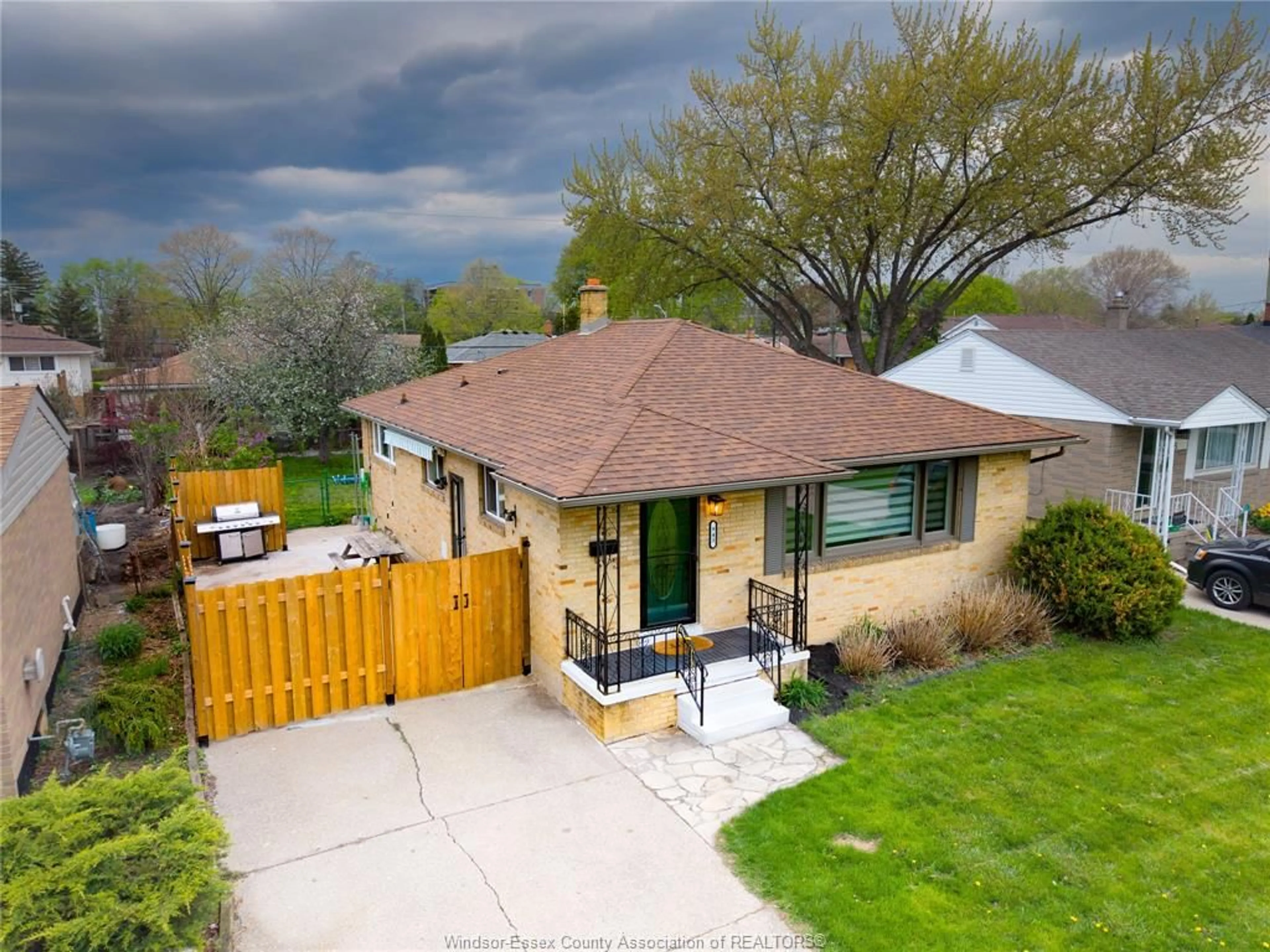 A pic from outside/outdoor area/front of a property/back of a property/a pic from drone, street for 943 LAPORTE Ave, Windsor Ontario N8S 3R3