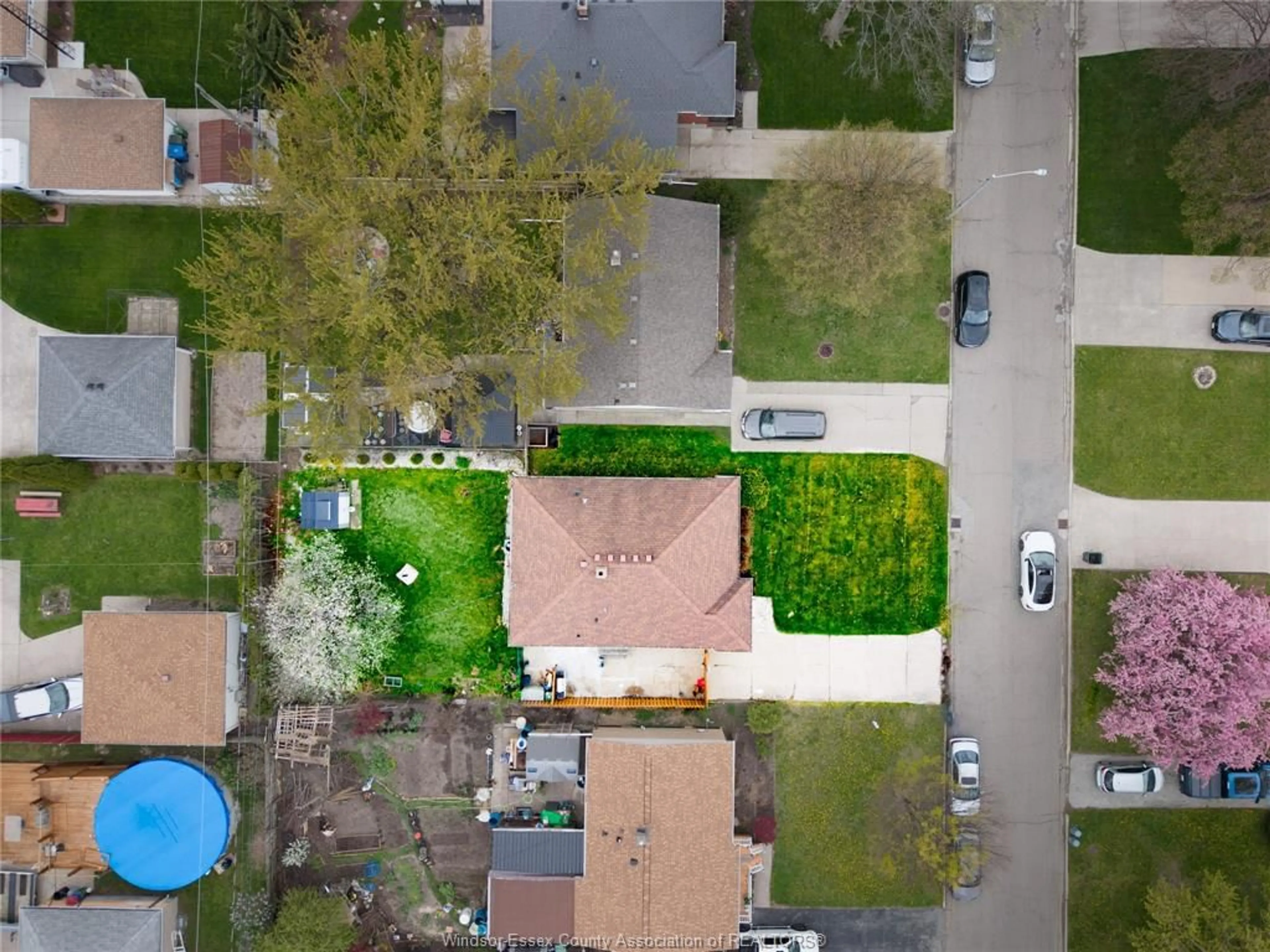 A pic from outside/outdoor area/front of a property/back of a property/a pic from drone, street for 943 LAPORTE Ave, Windsor Ontario N8S 3R3