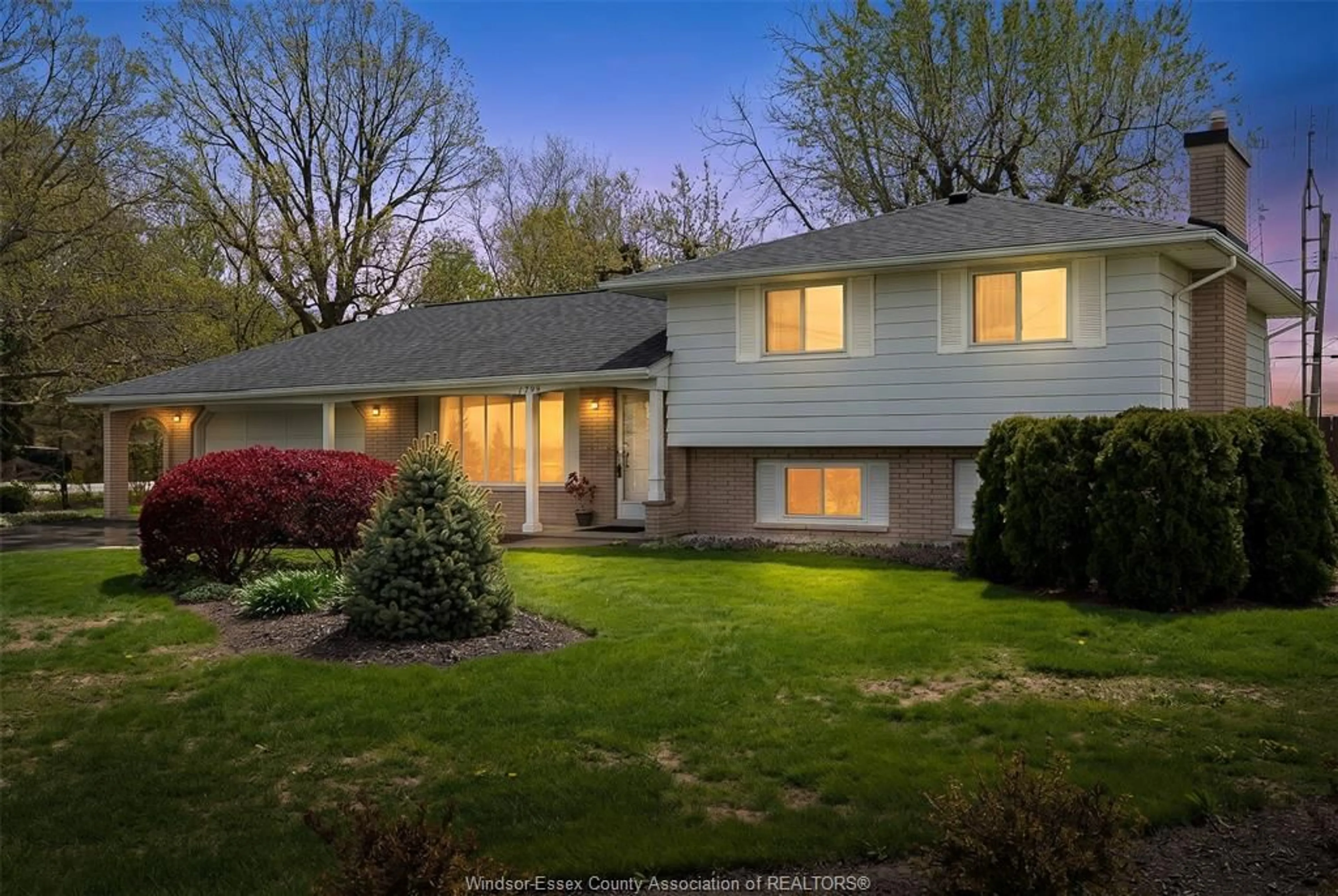 Home with vinyl exterior material, street for 1799 Golfview Dr., LaSalle Ontario N9J 1E1