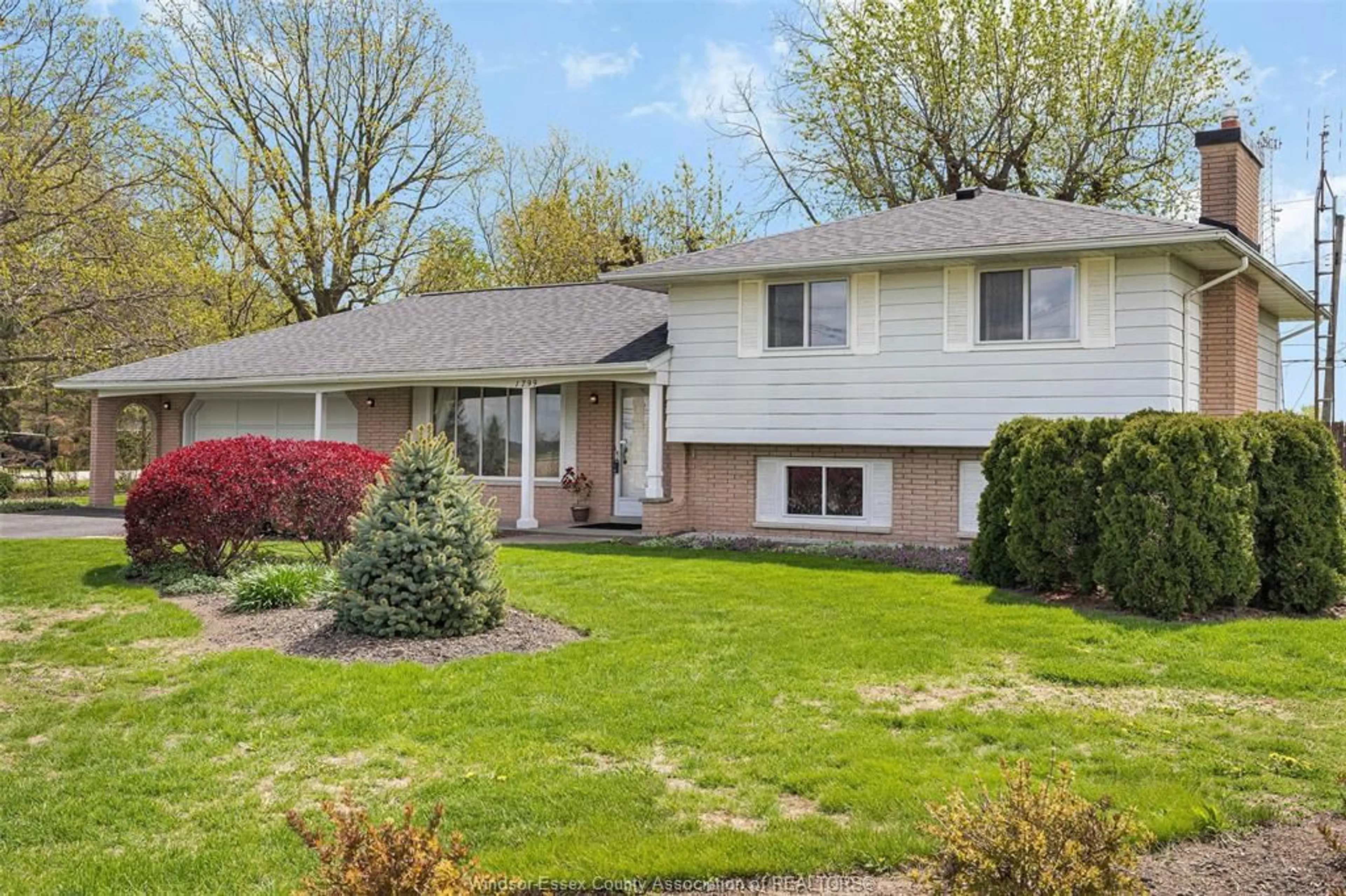 Home with vinyl exterior material, street for 1799 Golfview Dr., LaSalle Ontario N9J 1E1