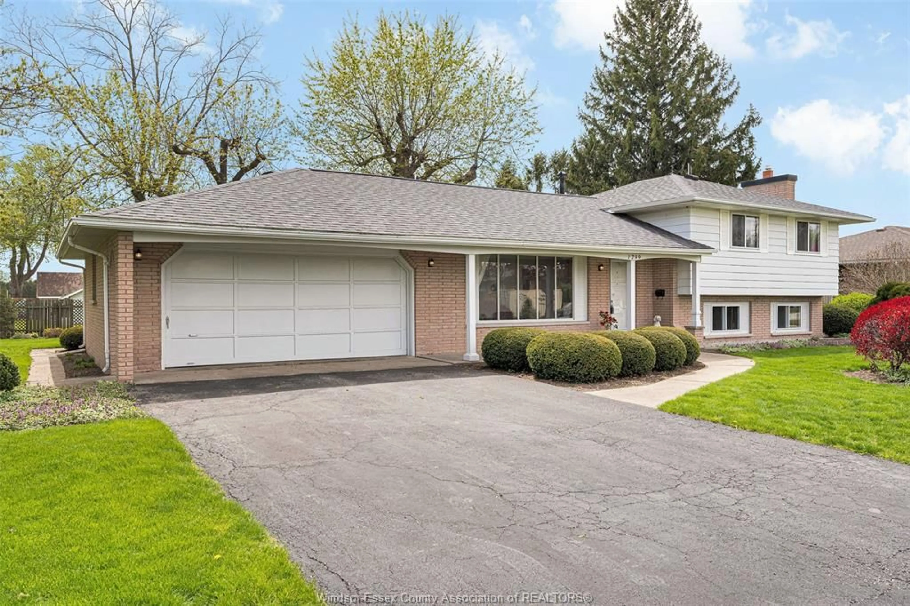 Home with vinyl exterior material, street for 1799 Golfview Dr., LaSalle Ontario N9J 1E1