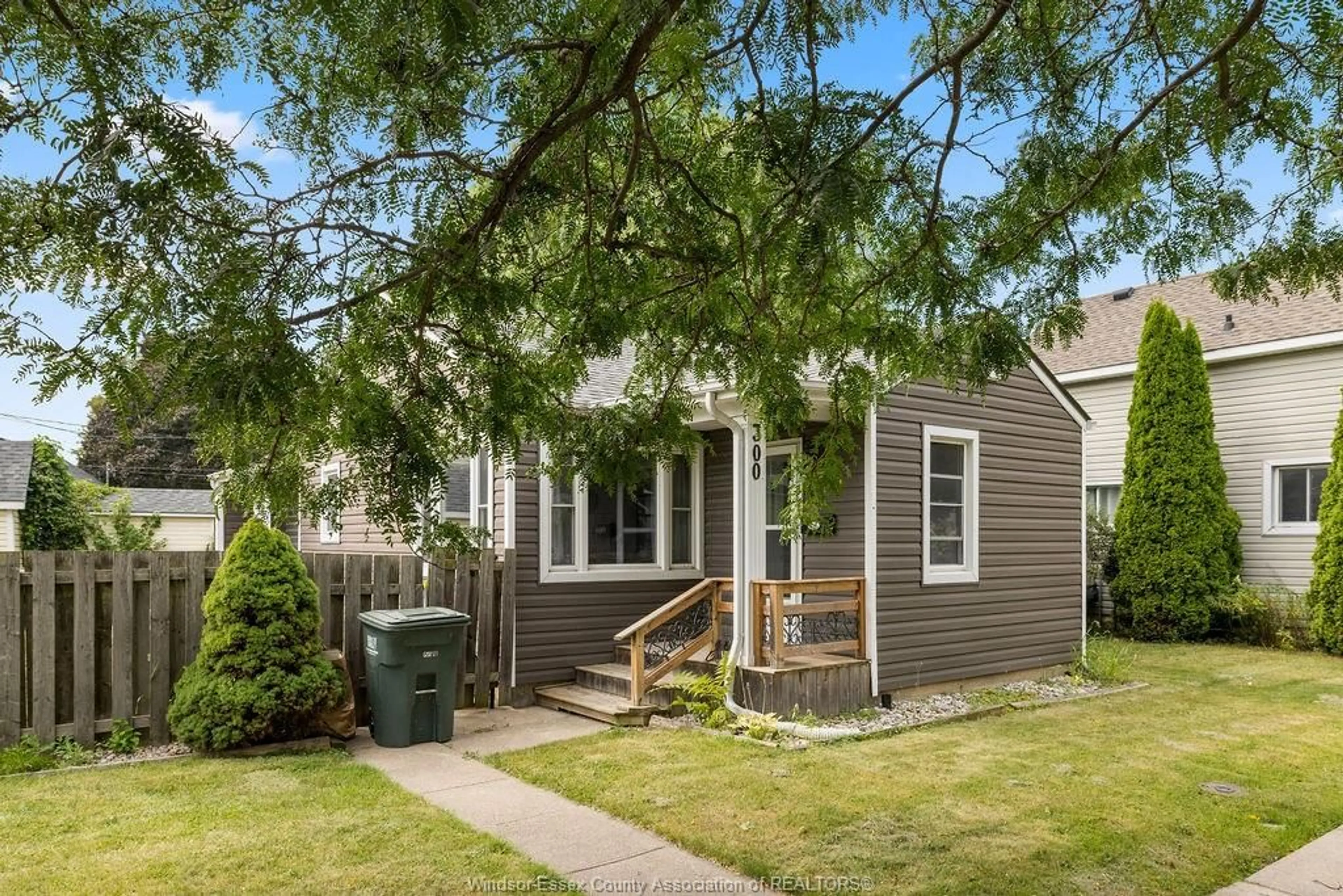 Home with vinyl exterior material, street for 300 KING, Amherstburg Ontario N9V 2C6