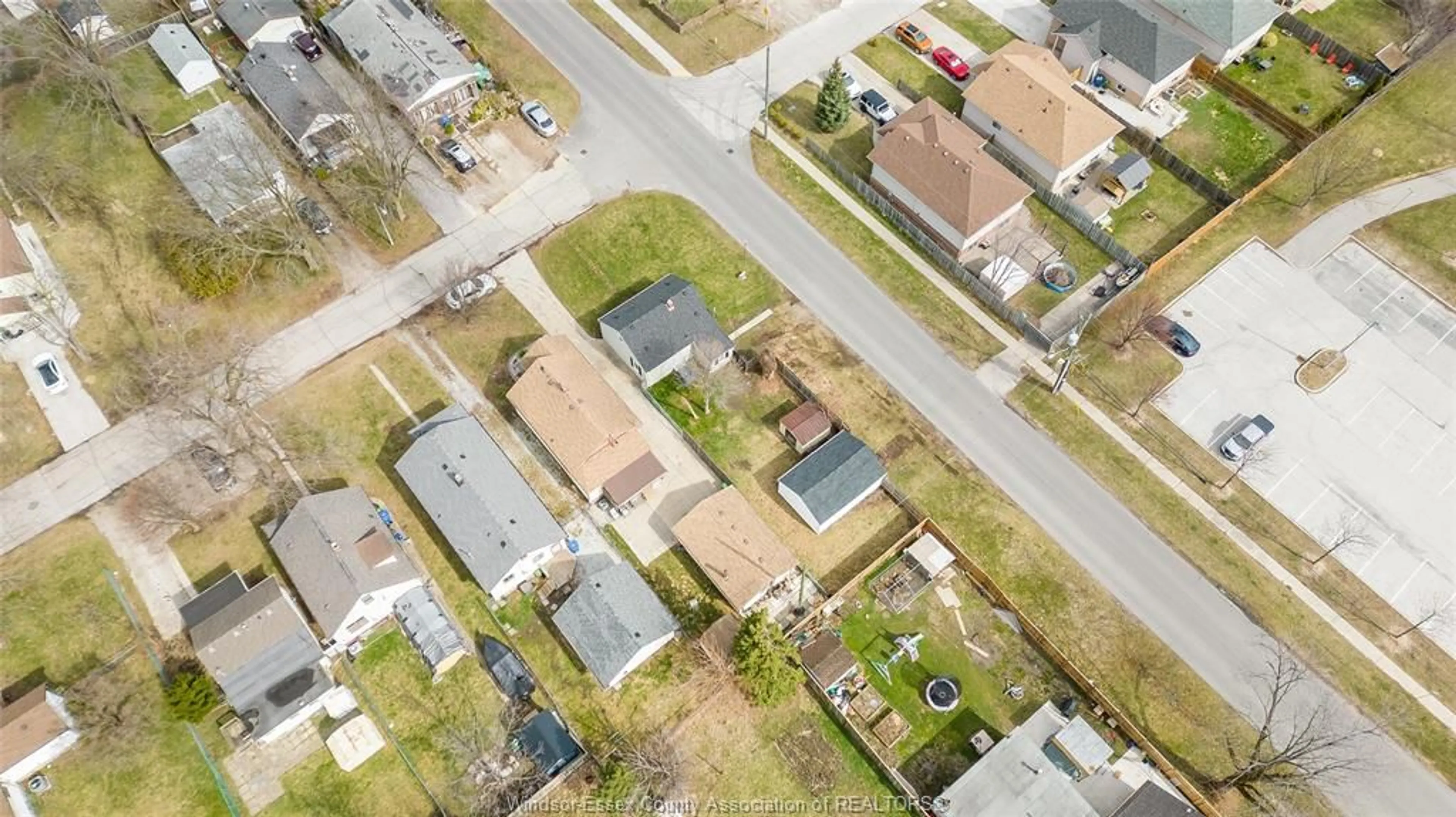 A pic from outside/outdoor area/front of a property/back of a property/a pic from drone, street for 699 ALEXANDRINE St, Windsor Ontario N8X 3C1
