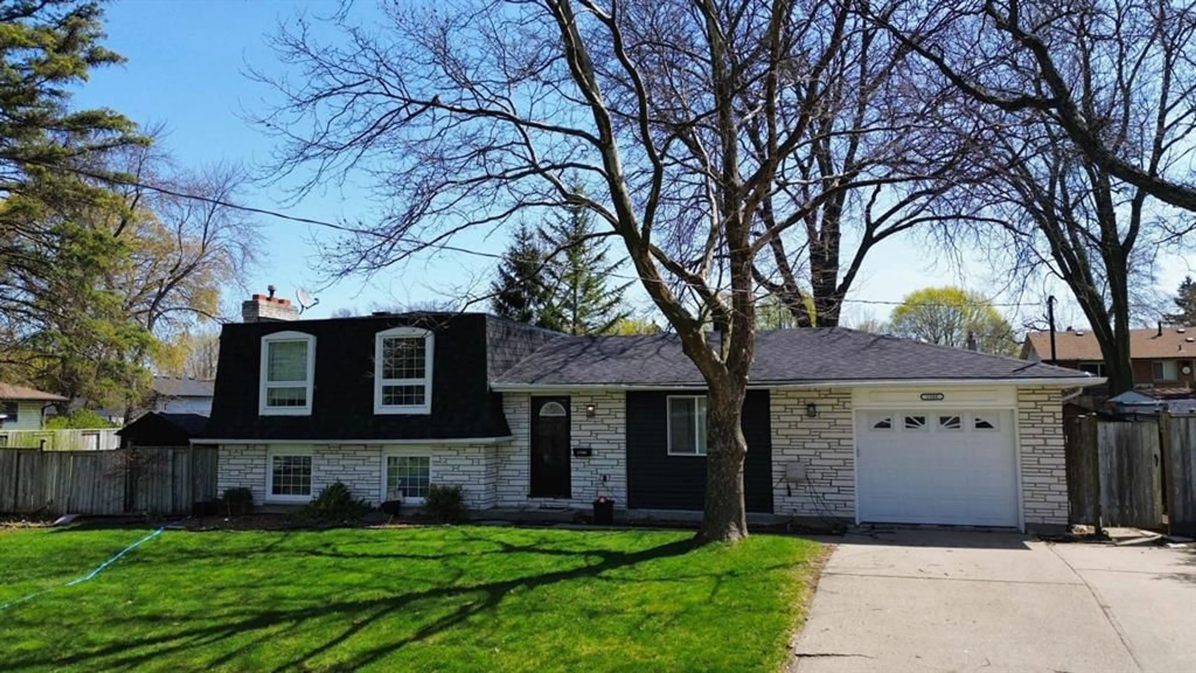 Home with vinyl exterior material, street for 1508 LEN Ave, Sarnia Ontario N7S 3N1