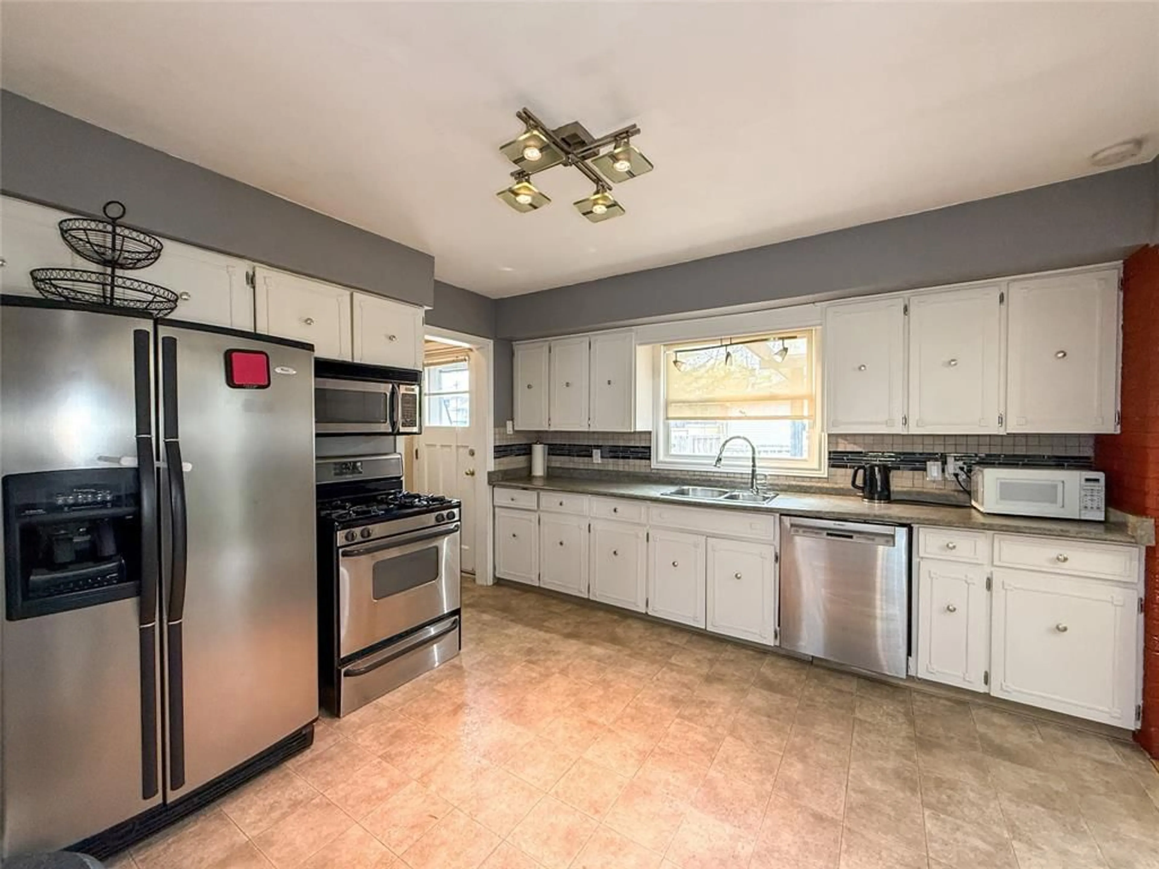 Standard kitchen, unknown for 1508 LEN Ave, Sarnia Ontario N7S 3N1