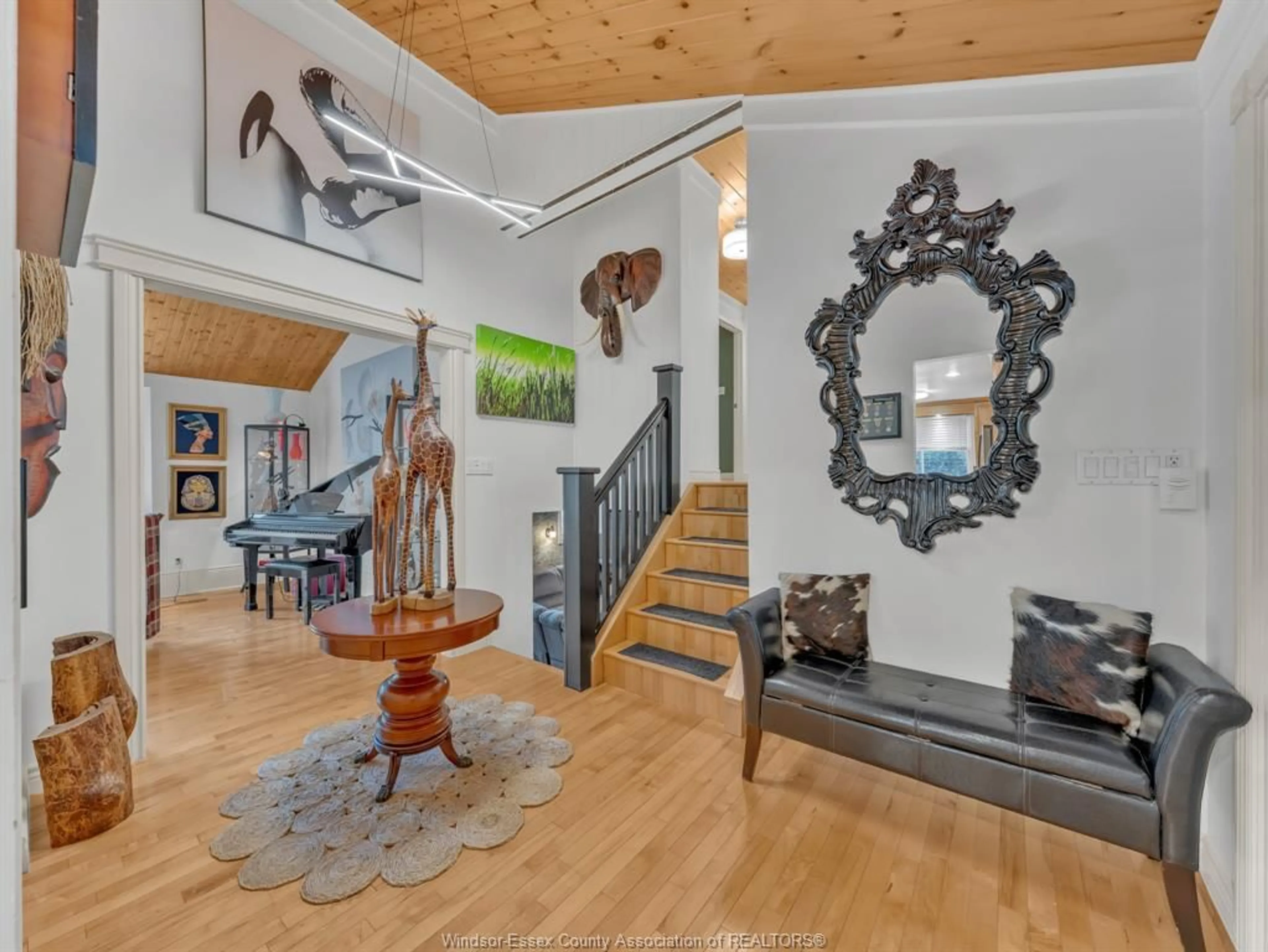 Indoor entryway for 24 STATES, Amherstburg Ontario N9V 3M2