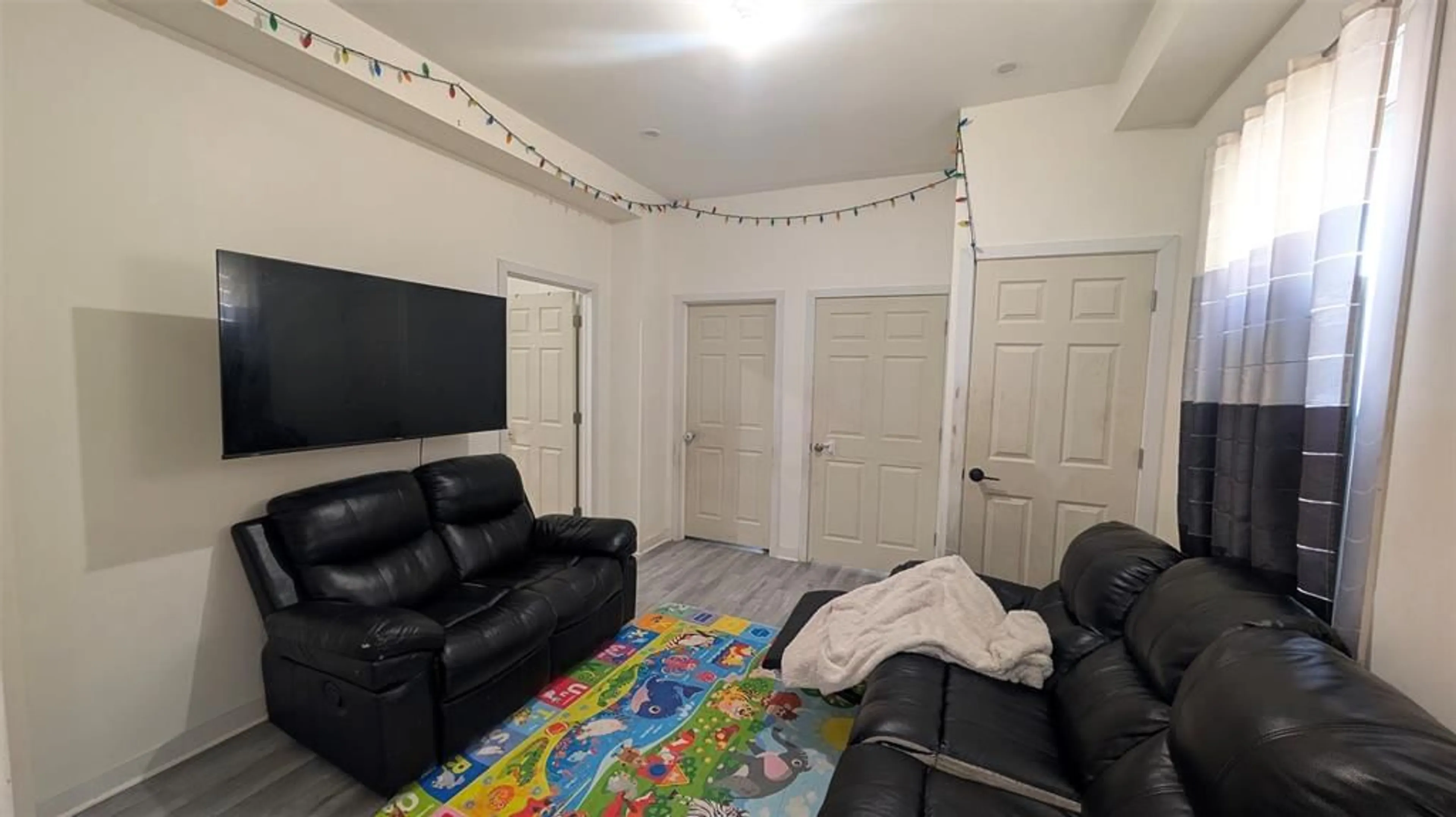 A pic of a room for 166 ROSS Ave, Sarnia Ontario N7T 1J7