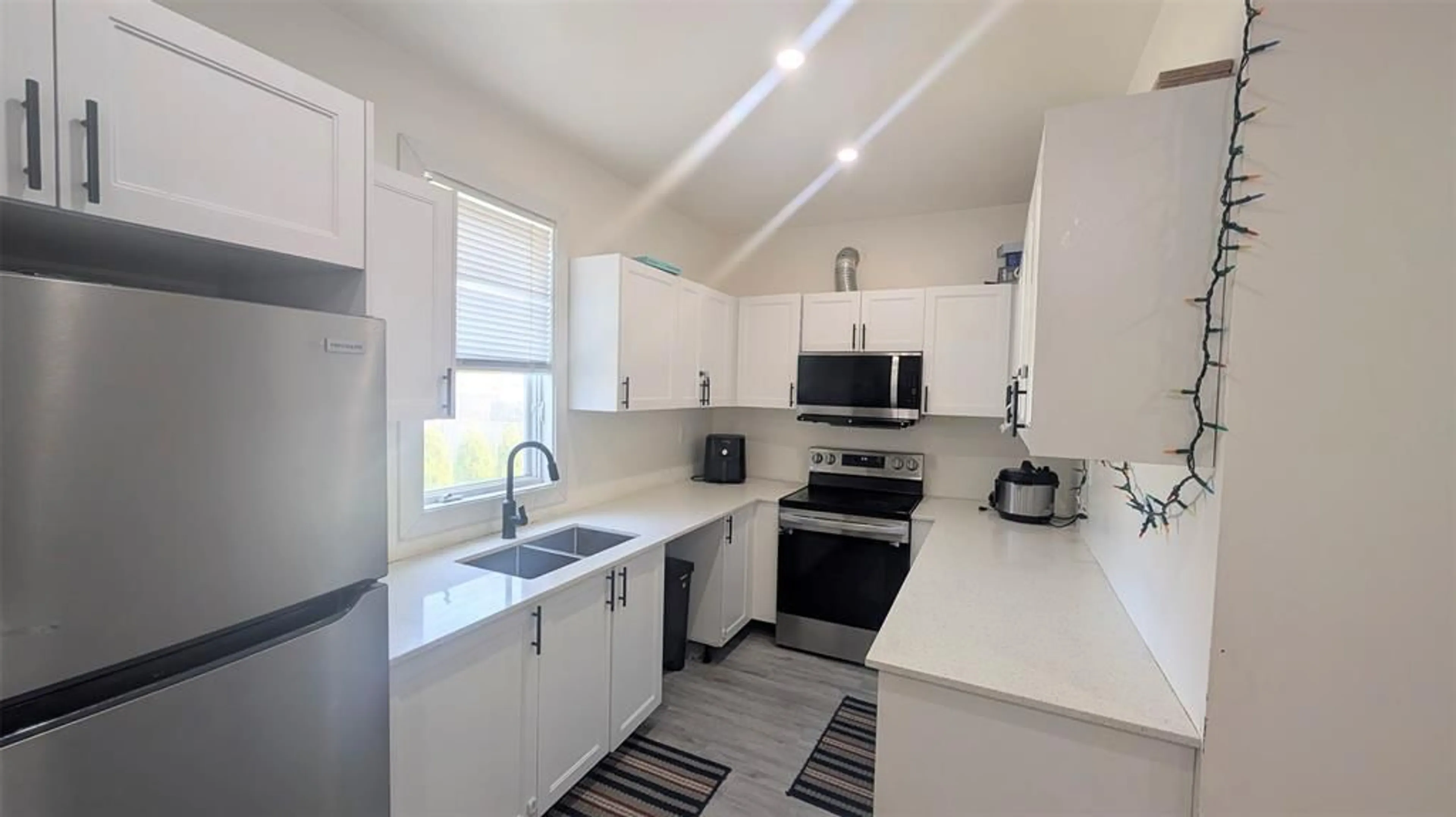 Standard kitchen, unknown for 166 ROSS Ave, Sarnia Ontario N7T 1J7