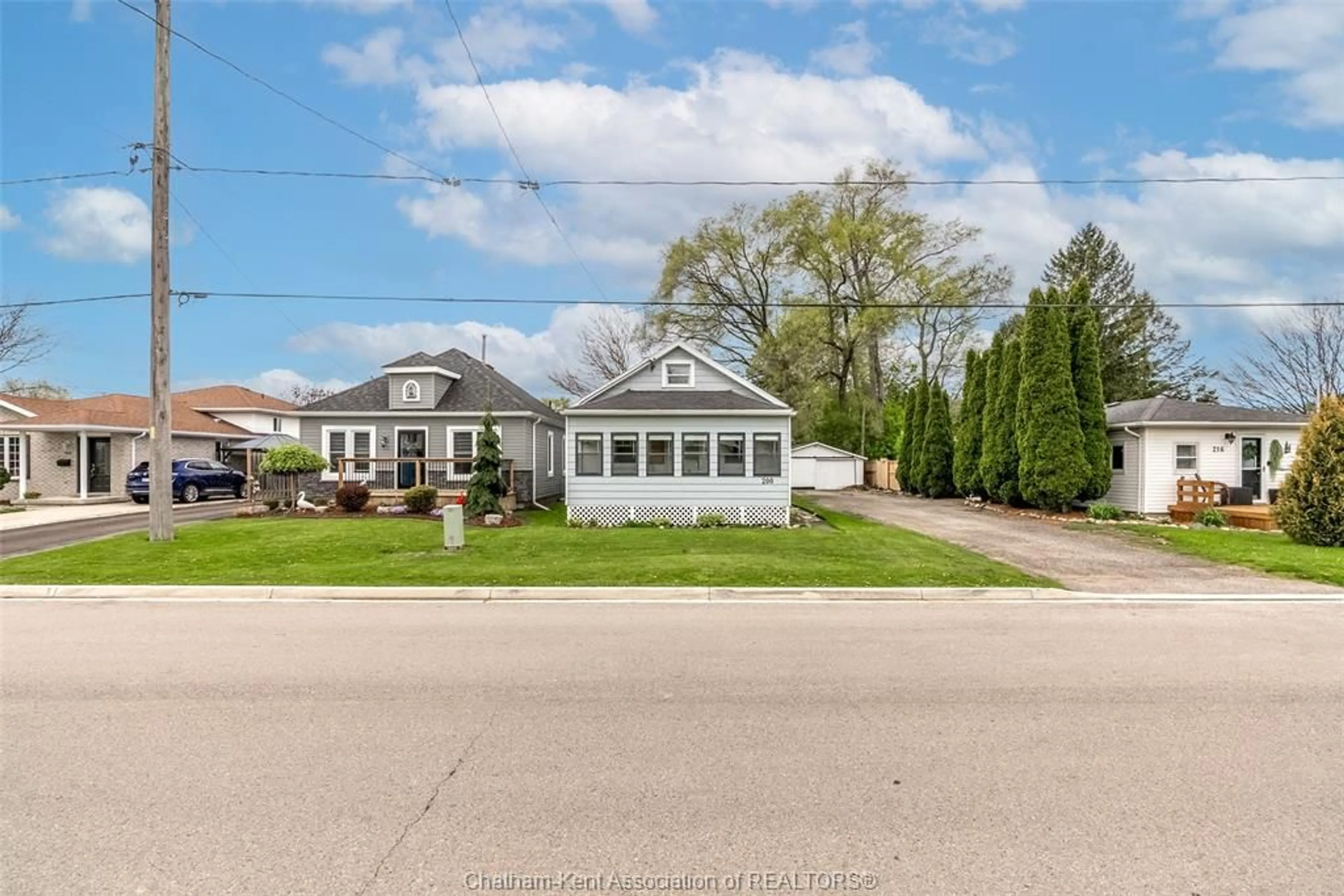 A pic from outside/outdoor area/front of a property/back of a property/a pic from drone, street for 200 Woods St, Chatham Ontario N7L 3R5