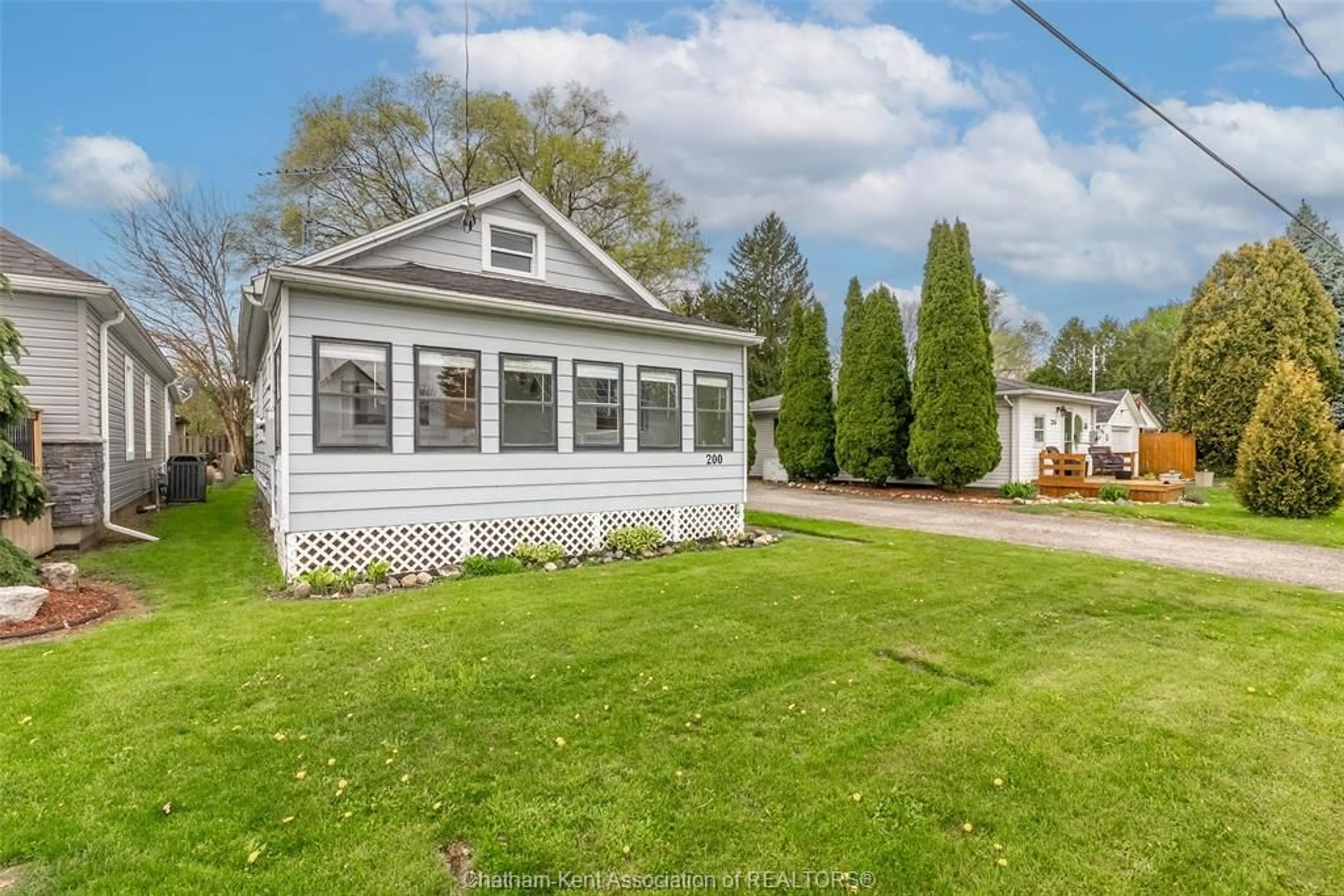 Home with vinyl exterior material, unknown for 200 Woods St, Chatham Ontario N7L 3R5