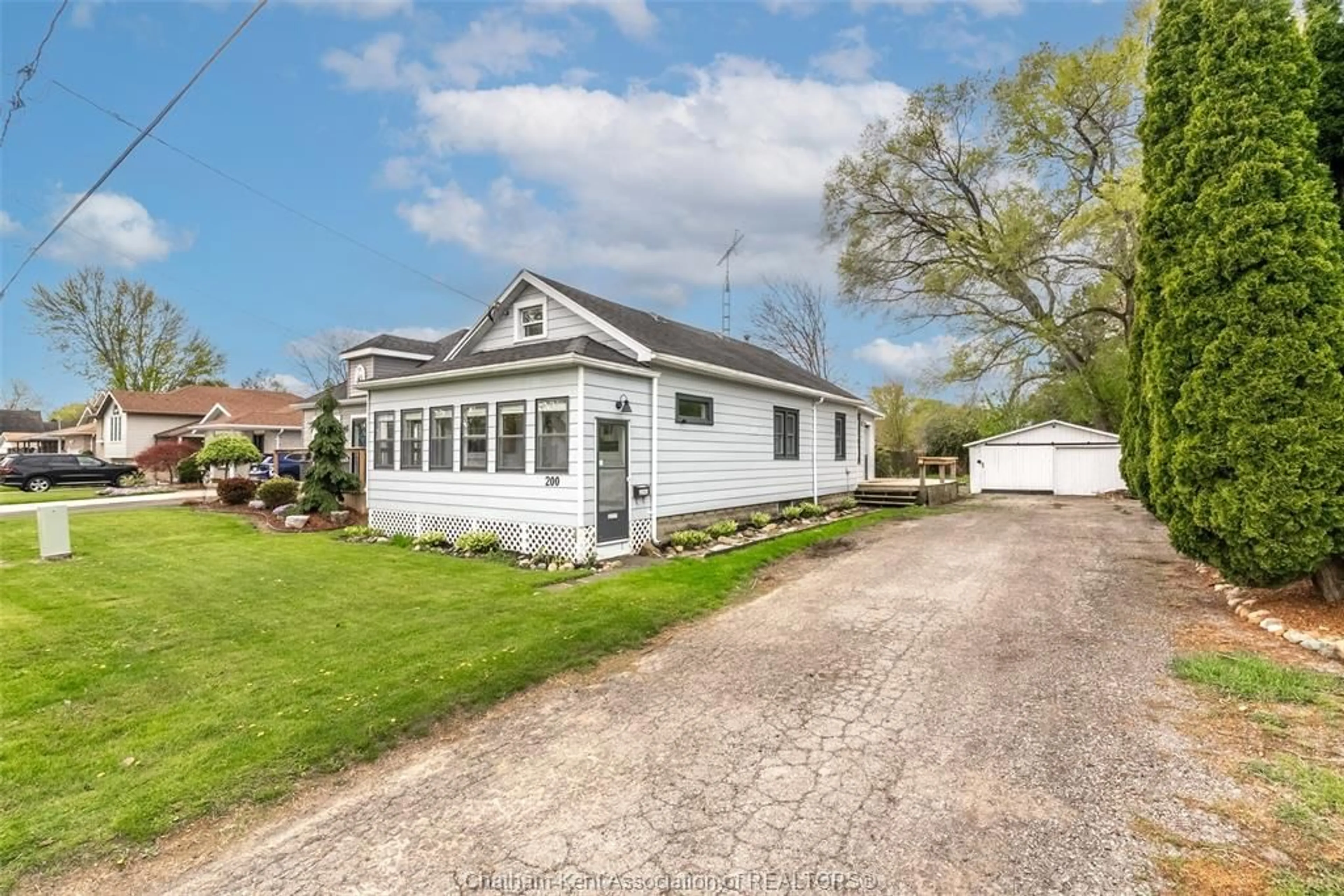 A pic from outside/outdoor area/front of a property/back of a property/a pic from drone, street for 200 Woods St, Chatham Ontario N7L 3R5