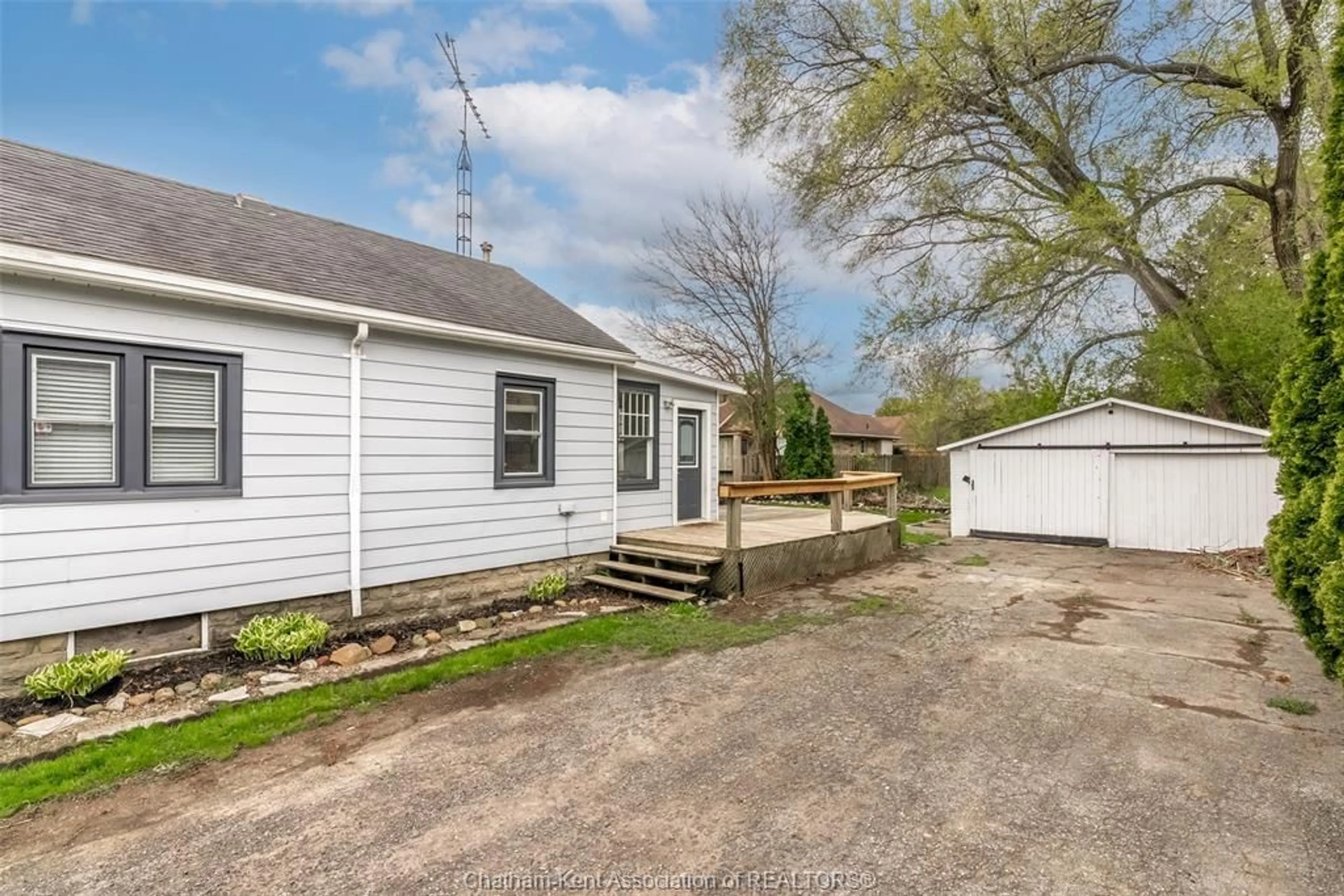 A pic from outside/outdoor area/front of a property/back of a property/a pic from drone, street for 200 Woods St, Chatham Ontario N7L 3R5
