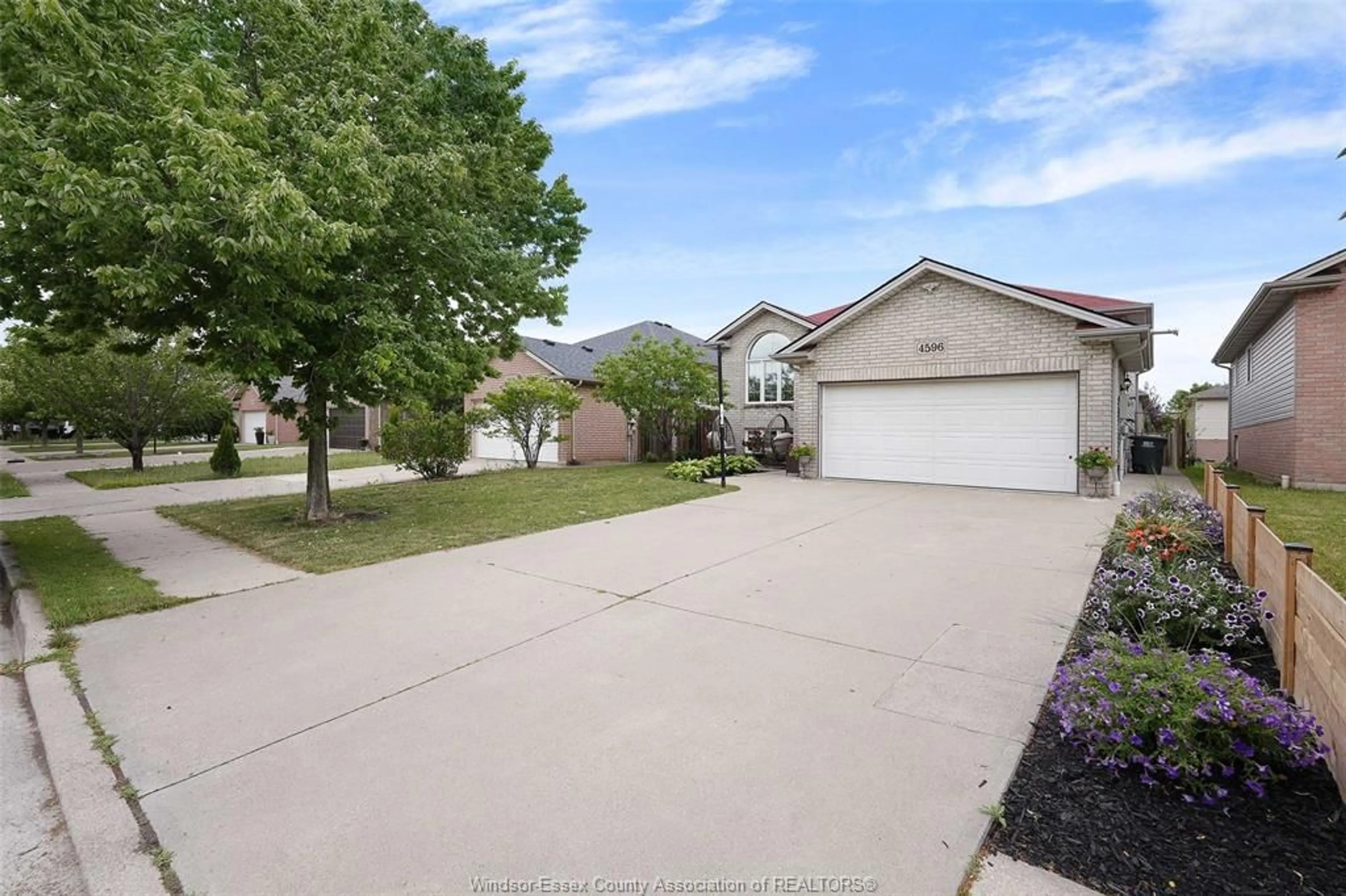 A pic from outside/outdoor area/front of a property/back of a property/a pic from drone, street for 4596 FONTANA Ave, Windsor Ontario N9G 3C8