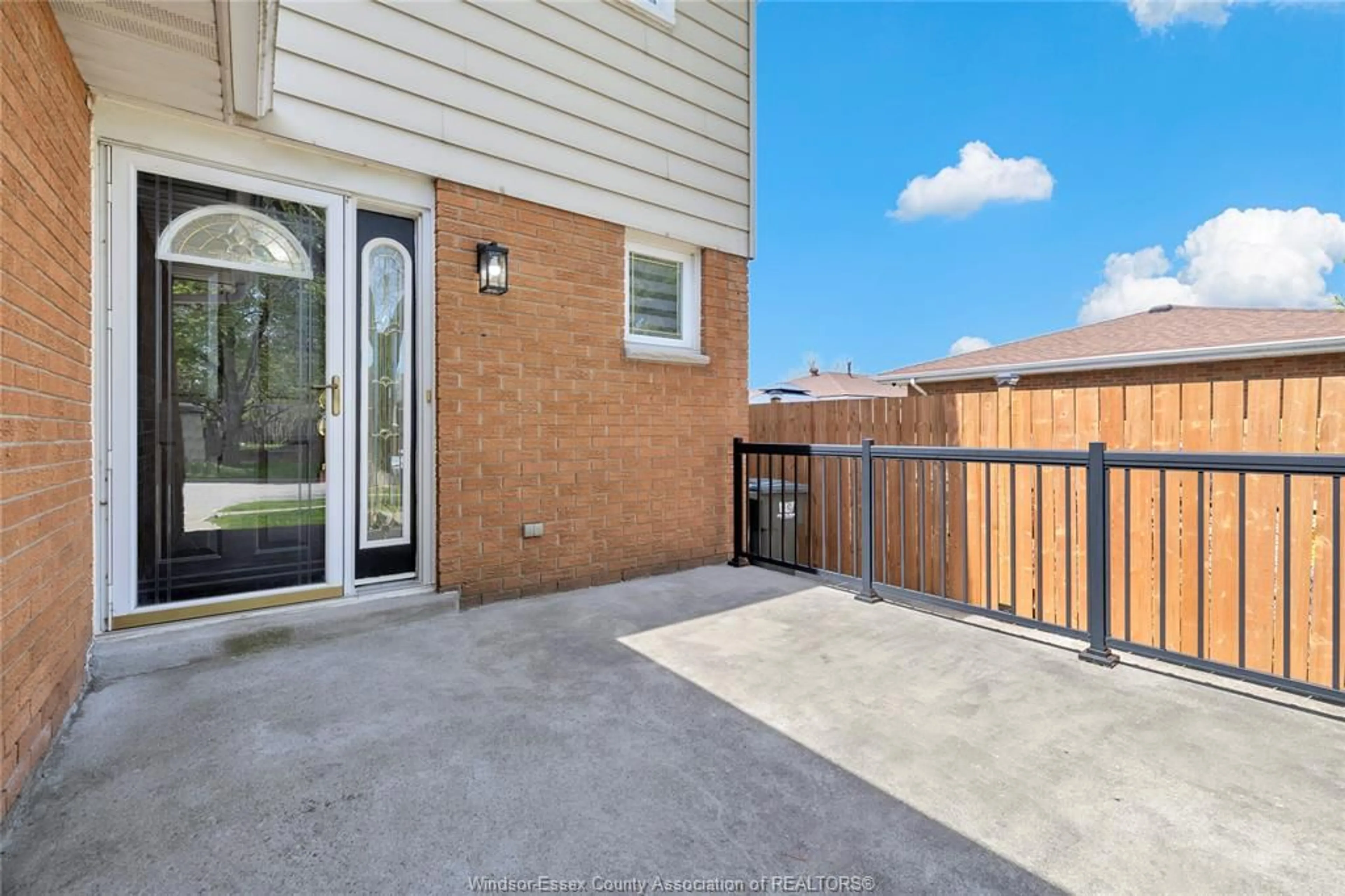 Patio, street for 3009 SUFFOLK St, Windsor Ontario N8R 1P1