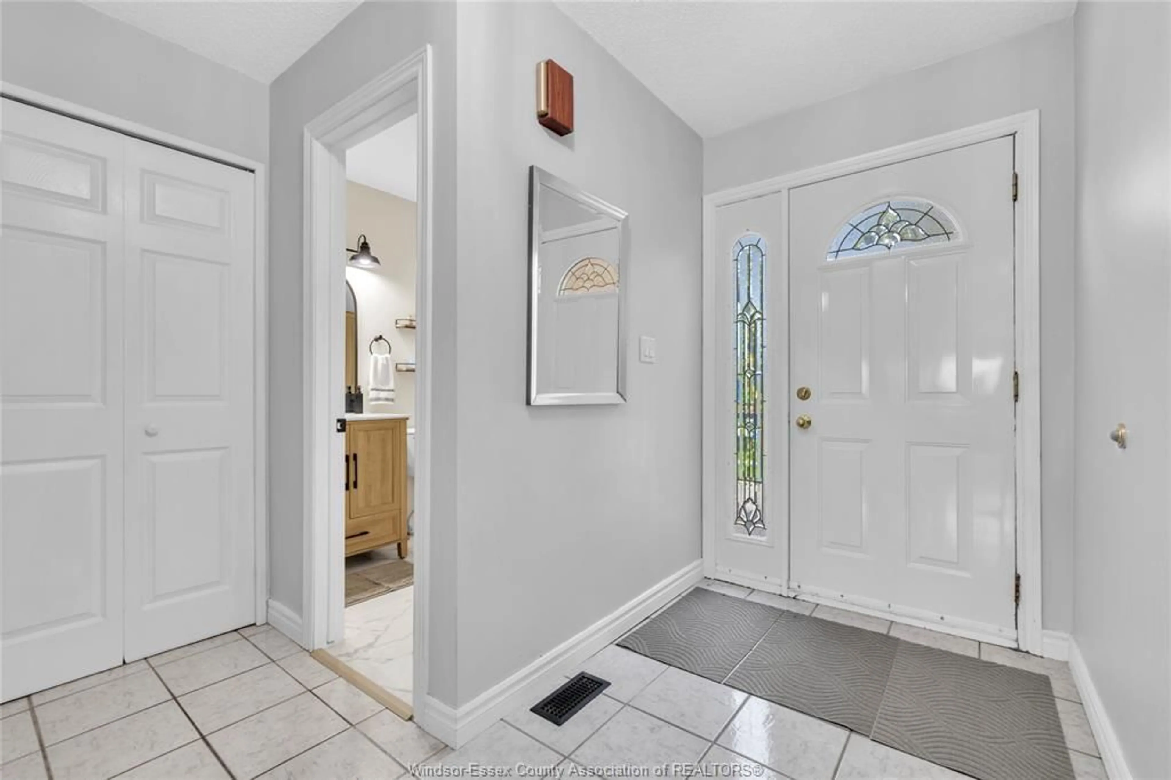 Indoor entryway for 3009 SUFFOLK St, Windsor Ontario N8R 1P1
