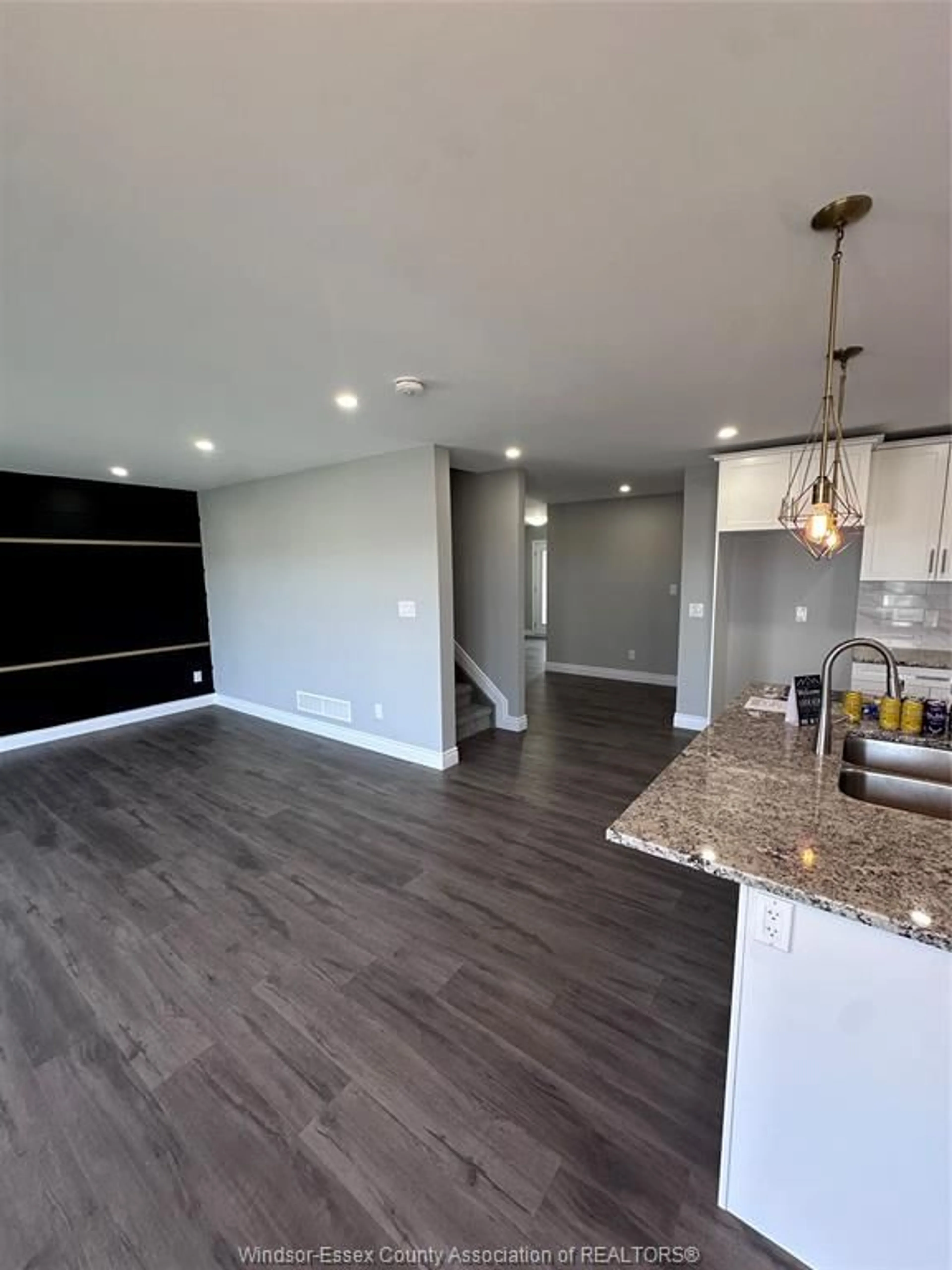 Open concept kitchen, wood/laminate floor for 8 BETTY Crt, Chatham Ontario N7M 0T9