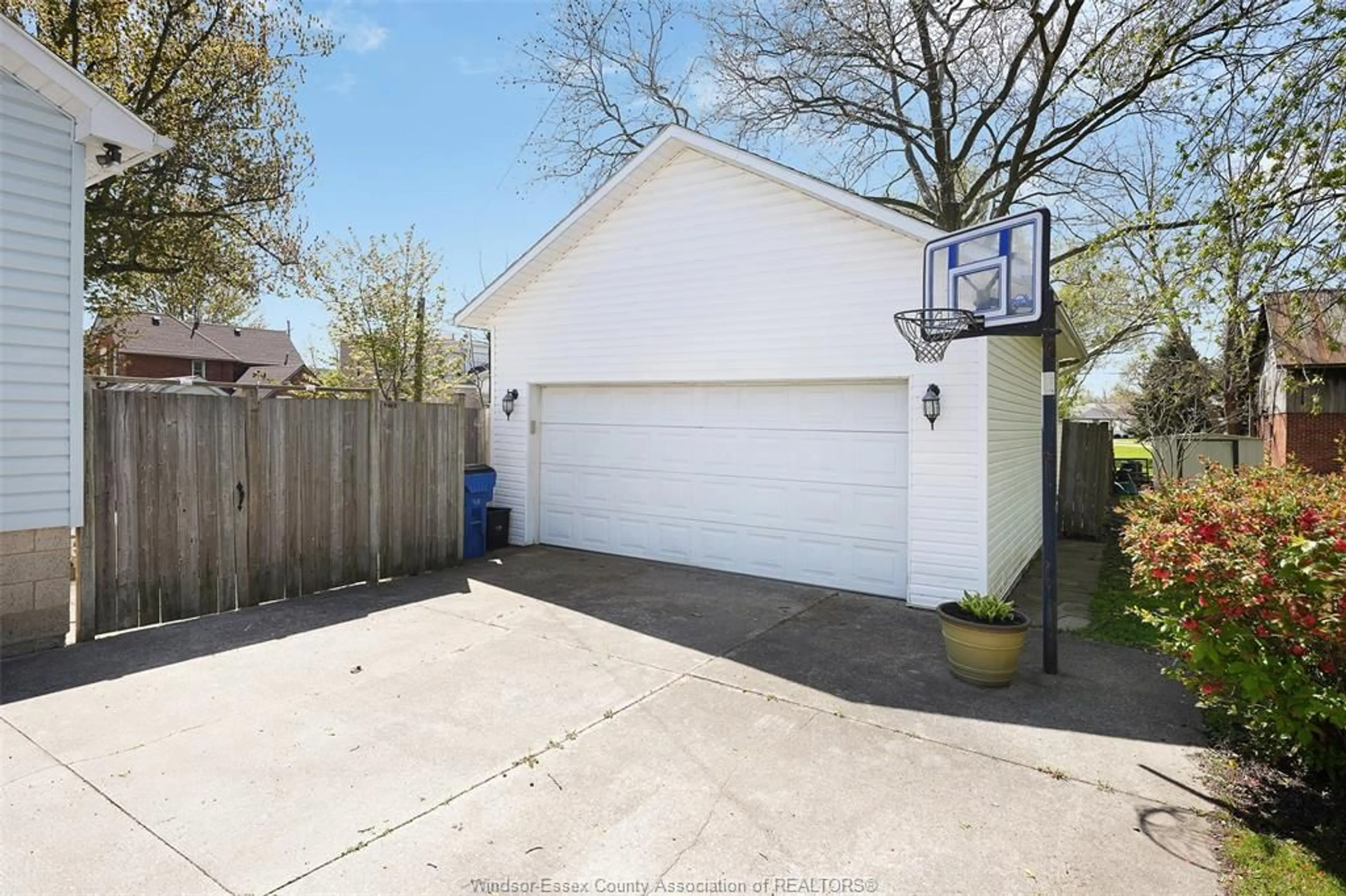Indoor garage for 18 WALKER Ave, Wheatley Ontario N0P 2P0