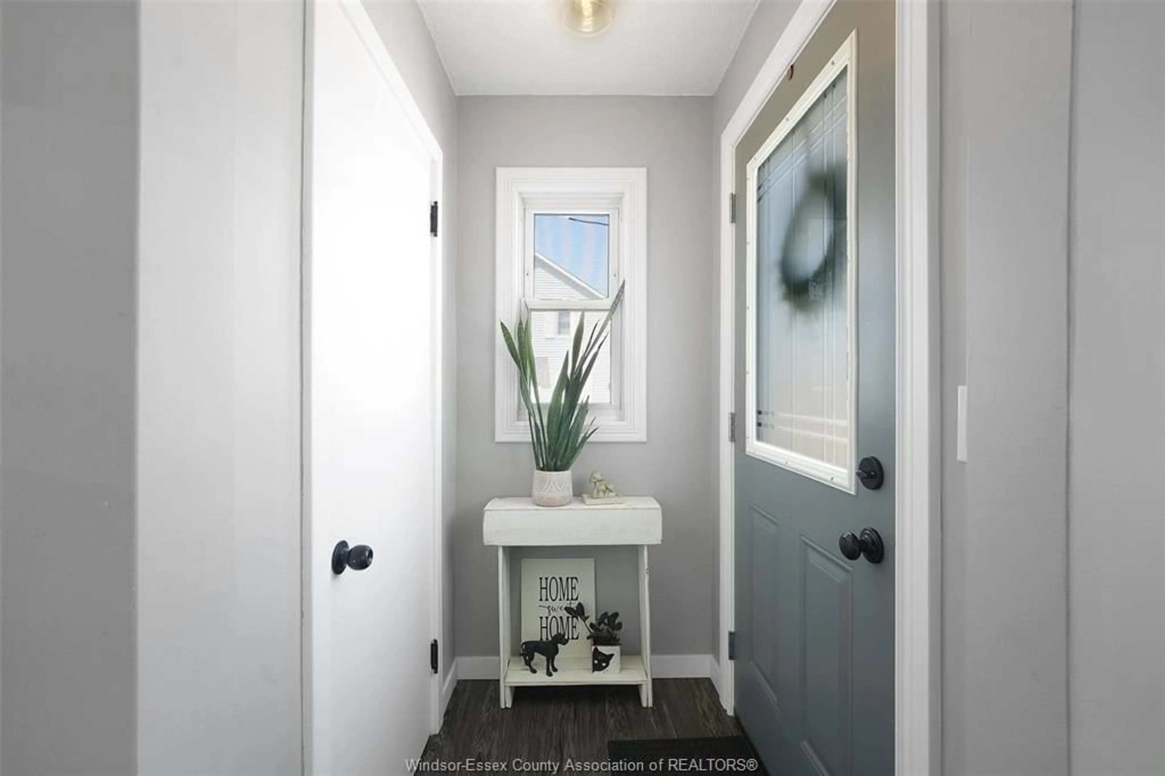 Indoor entryway for 18 WALKER Ave, Wheatley Ontario N0P 2P0
