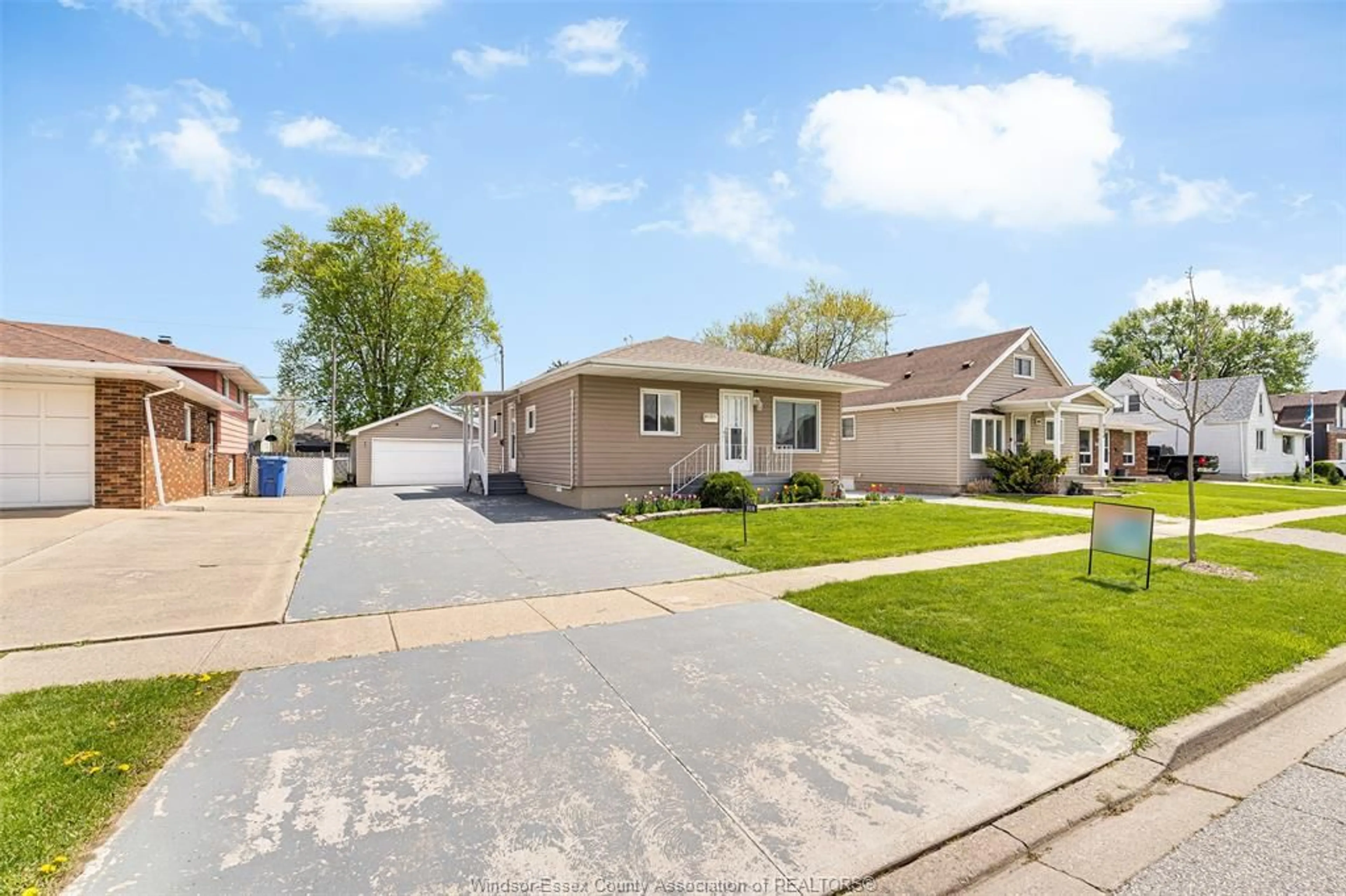 Unknown for 930 ST. PIERRE St, Tecumseh Ontario N8N 1Z8