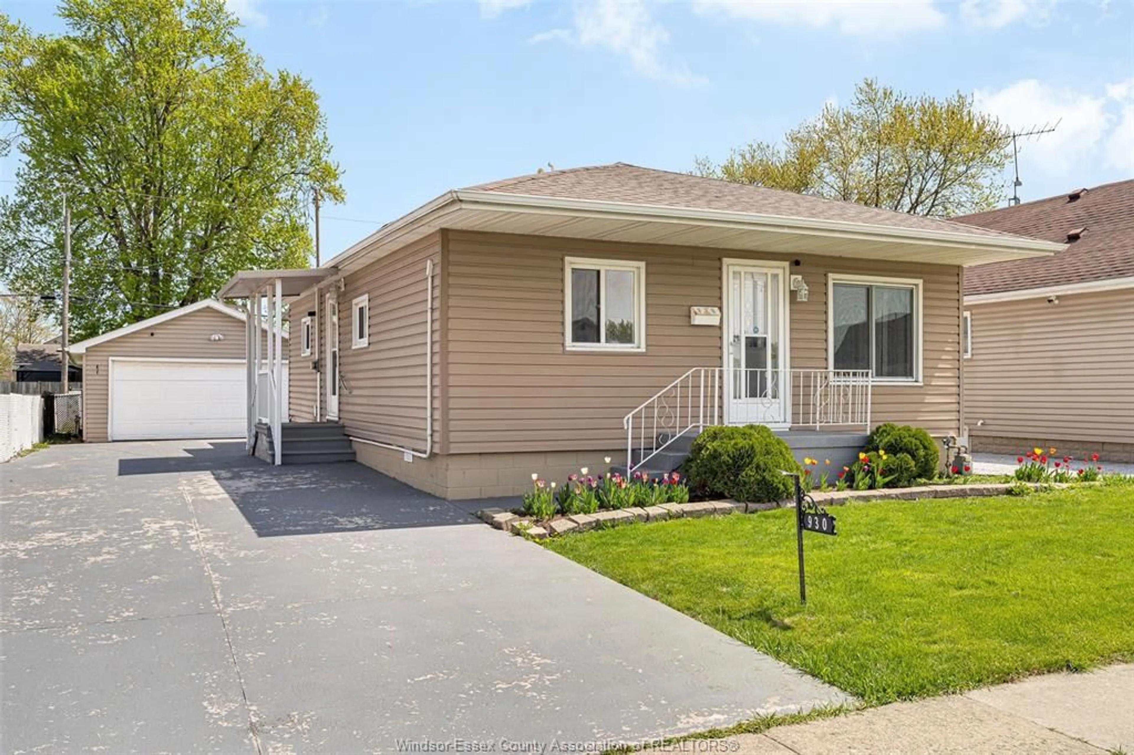 Home with vinyl exterior material, street for 930 ST. PIERRE St, Tecumseh Ontario N8N 1Z8