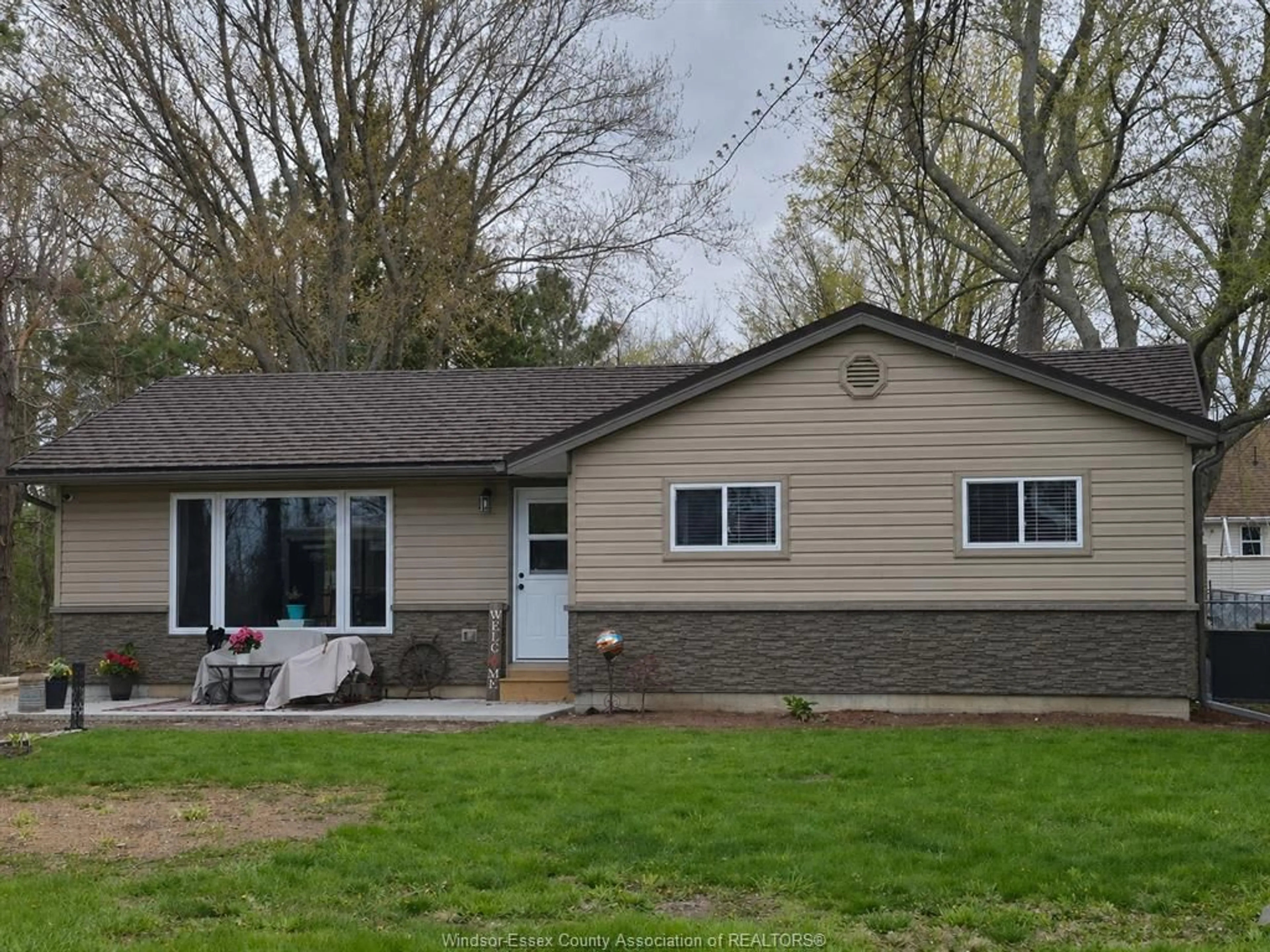 Home with vinyl exterior material, street for 290 LAKE St, Essex Ontario N0R 1G0