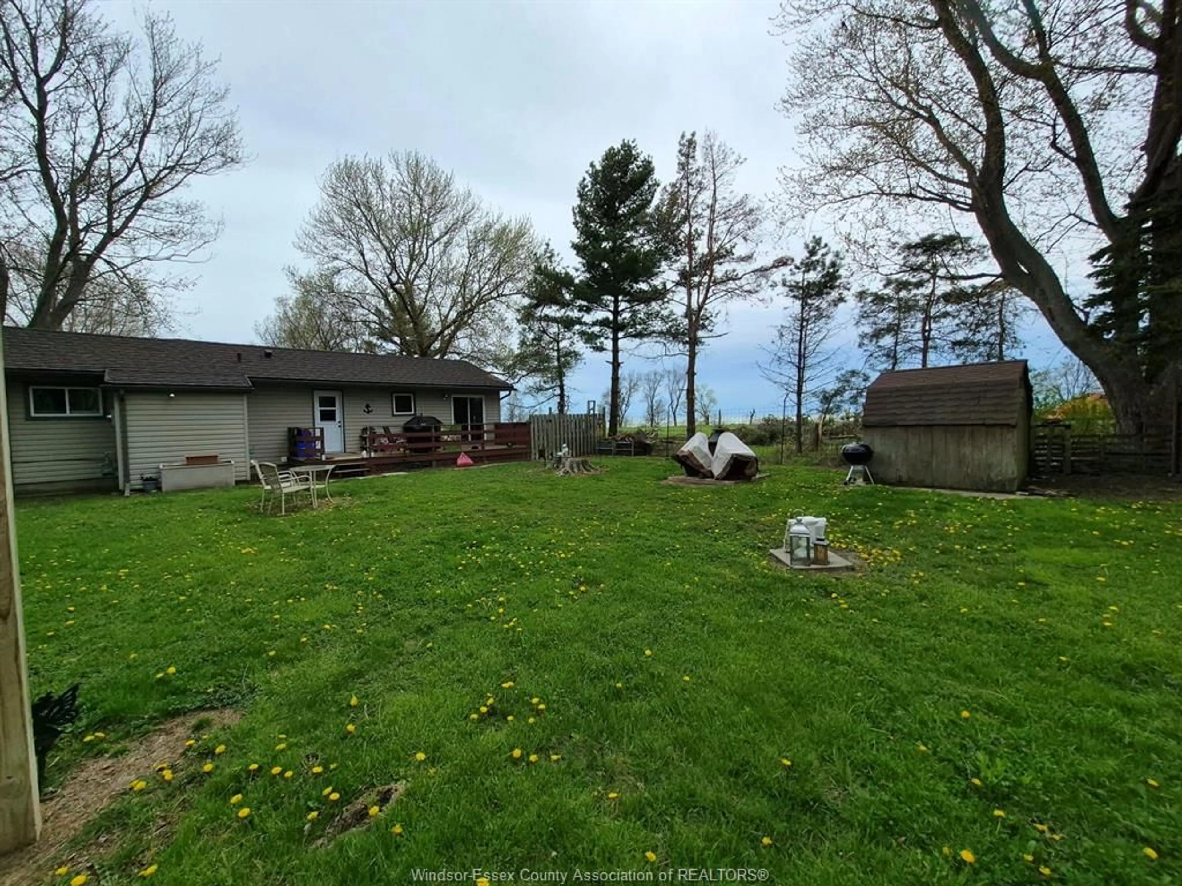 A pic from outside/outdoor area/front of a property/back of a property/a pic from drone, water/lake/river/ocean view for 290 LAKE St, Essex Ontario N0R 1G0