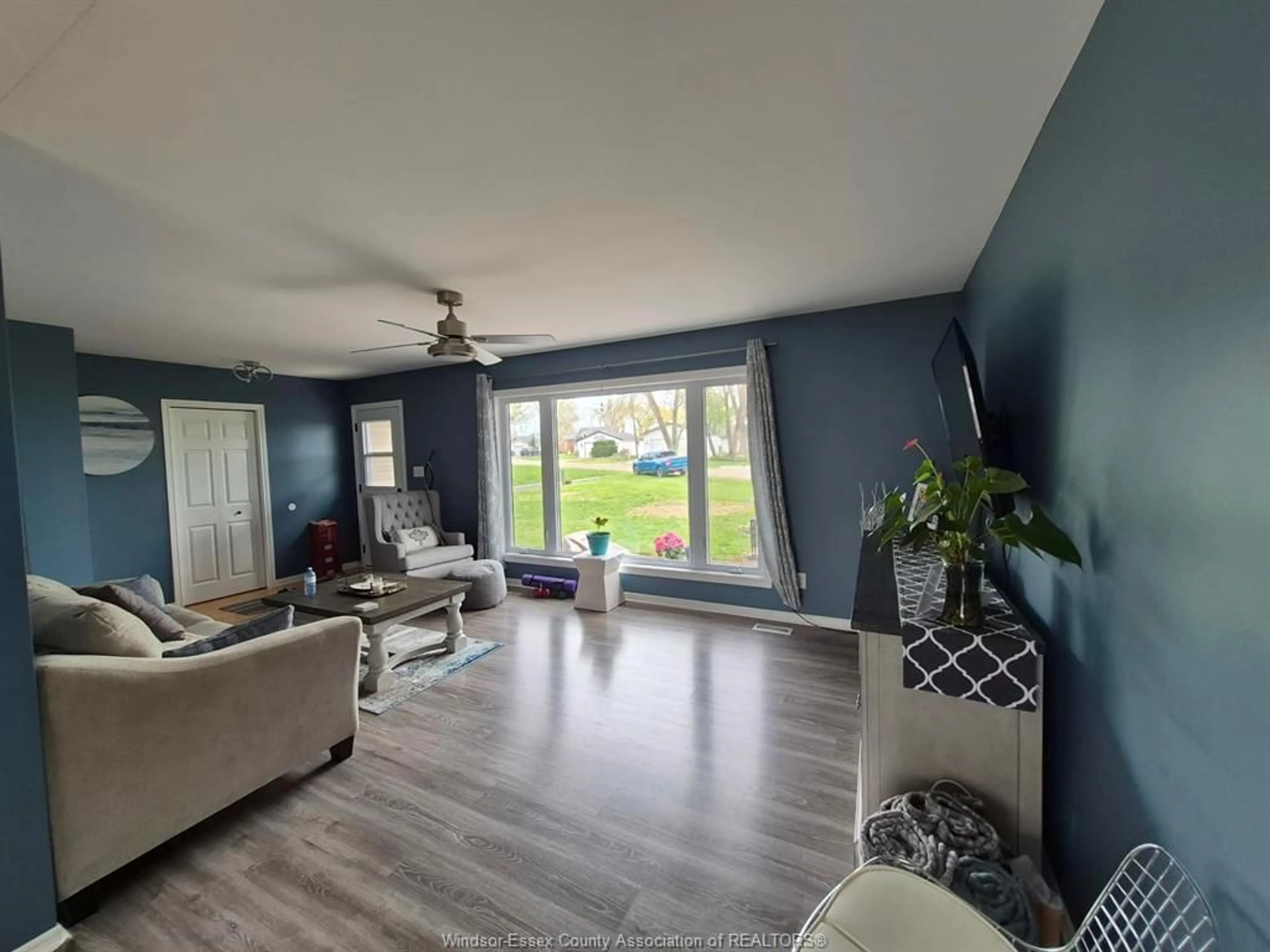 Living room with furniture, unknown for 290 LAKE St, Essex Ontario N0R 1G0