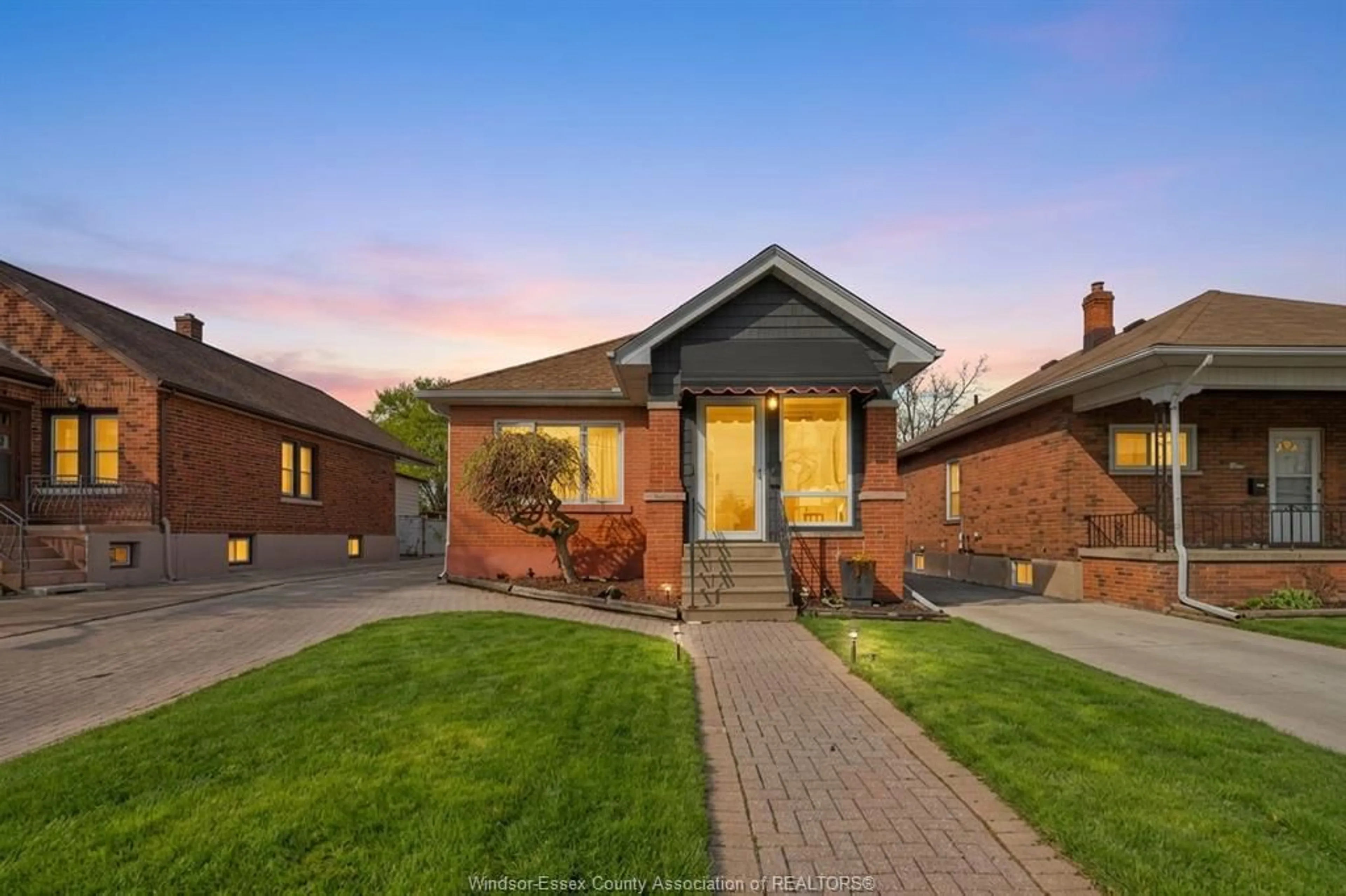 Home with brick exterior material, street for 1515 PARENT Ave, Windsor Ontario N8X 4J8